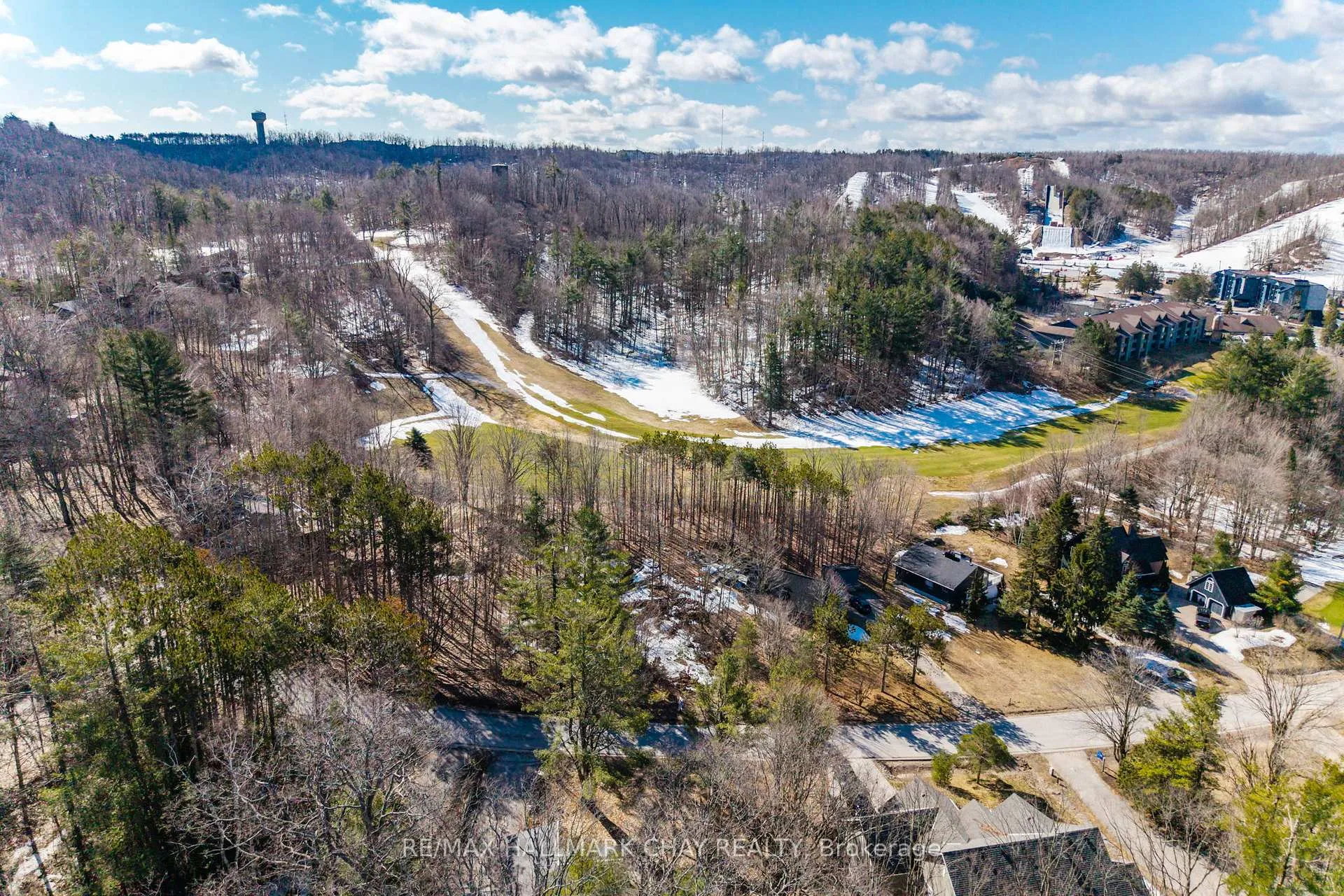 Photo 15 of 19 Birch Grove Drive, Oro-Medonte, Horseshoe Valley — HOMEH