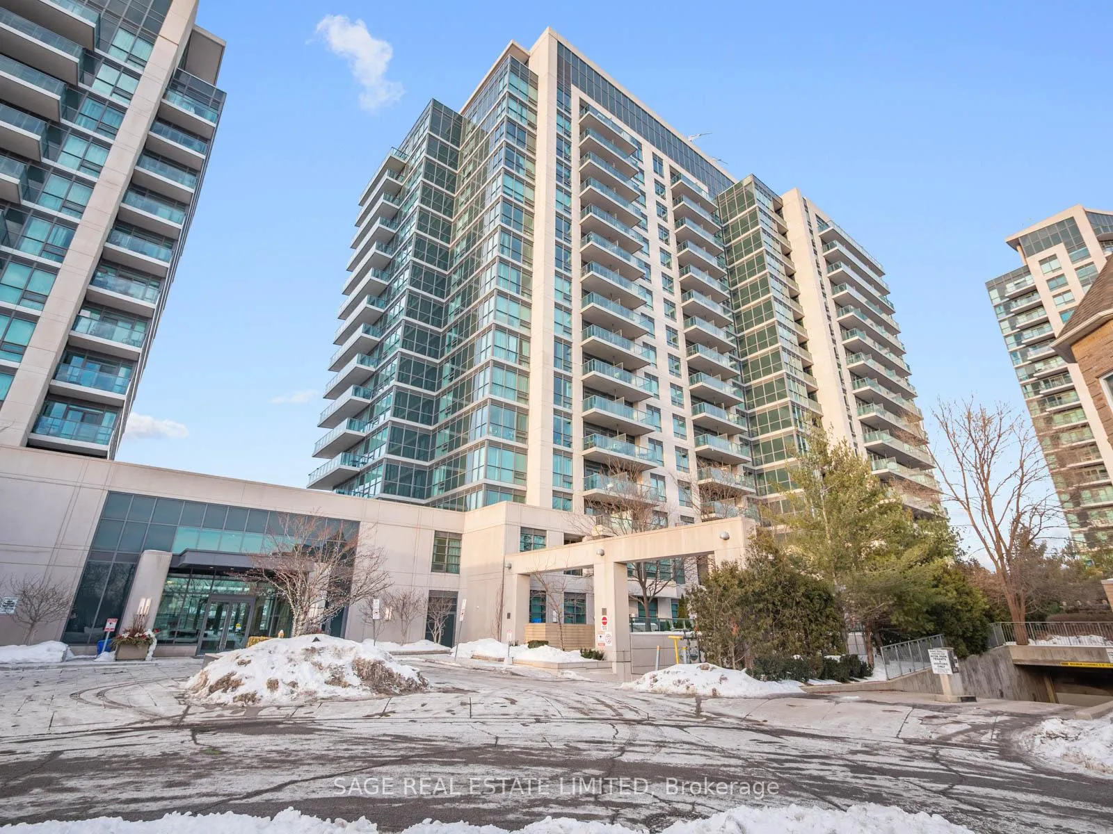 Photo 4 of Unit 909, 35 Brian Peck Crescent, Toronto, Leaside — HOMEH