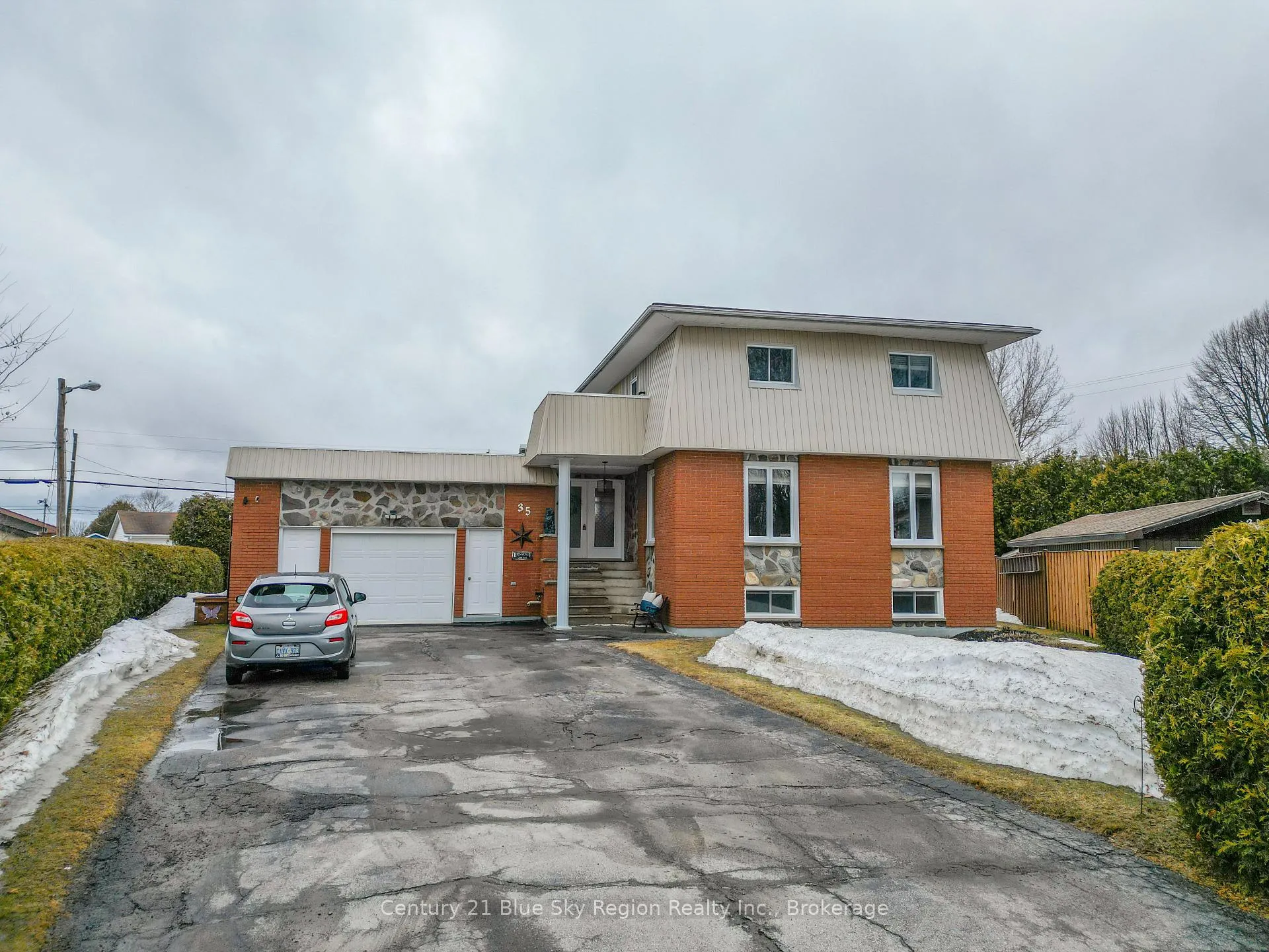 Photo 2 of 35 Chateau Terrace, West Nipissing, Sturgeon Falls — HOMEH
