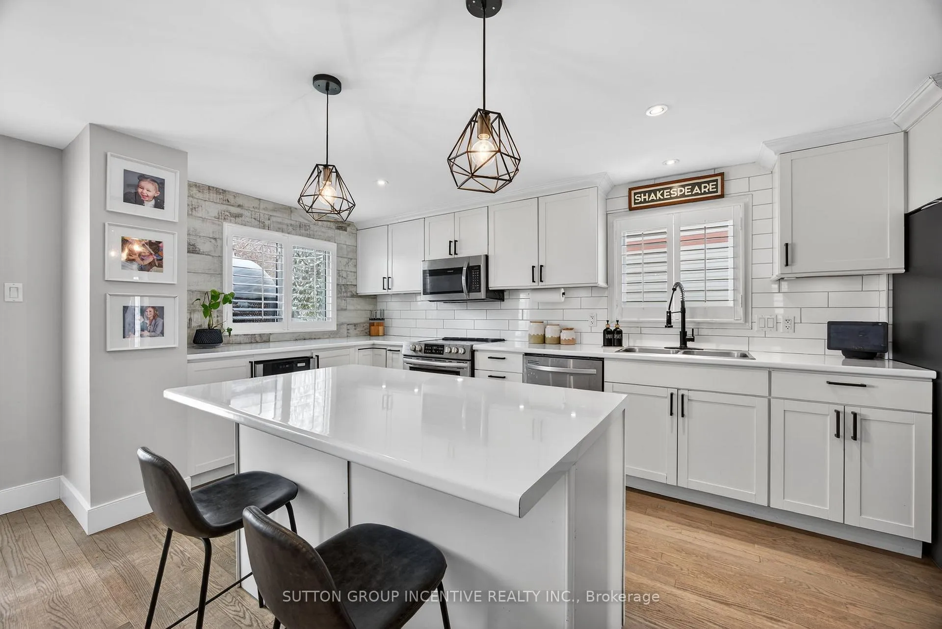 Photo 5 of 56 Shakespeare Crescent, Barrie, Letitia Heights — HOMEH