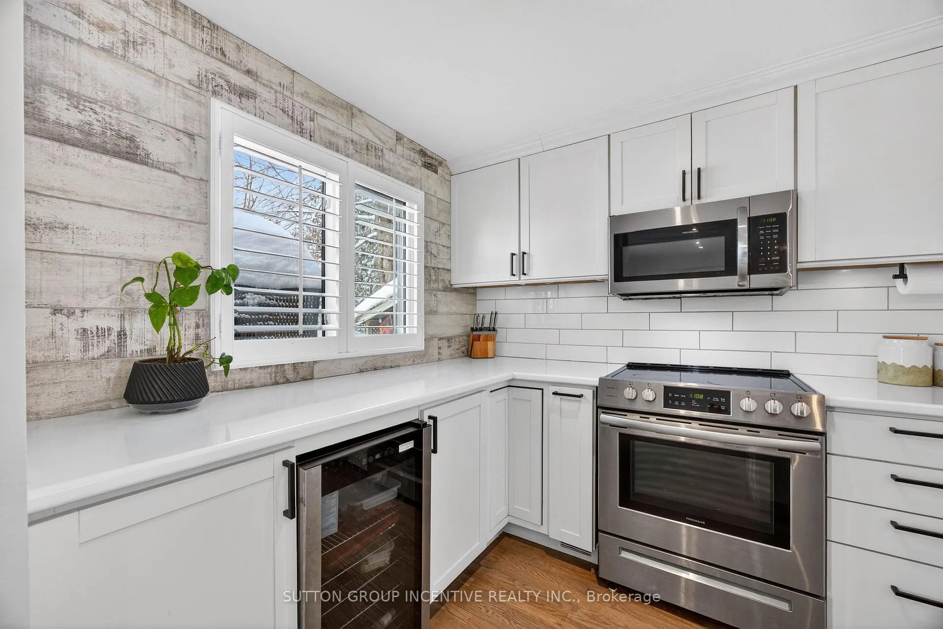 Photo 7 of 56 Shakespeare Crescent, Barrie, Letitia Heights — HOMEH