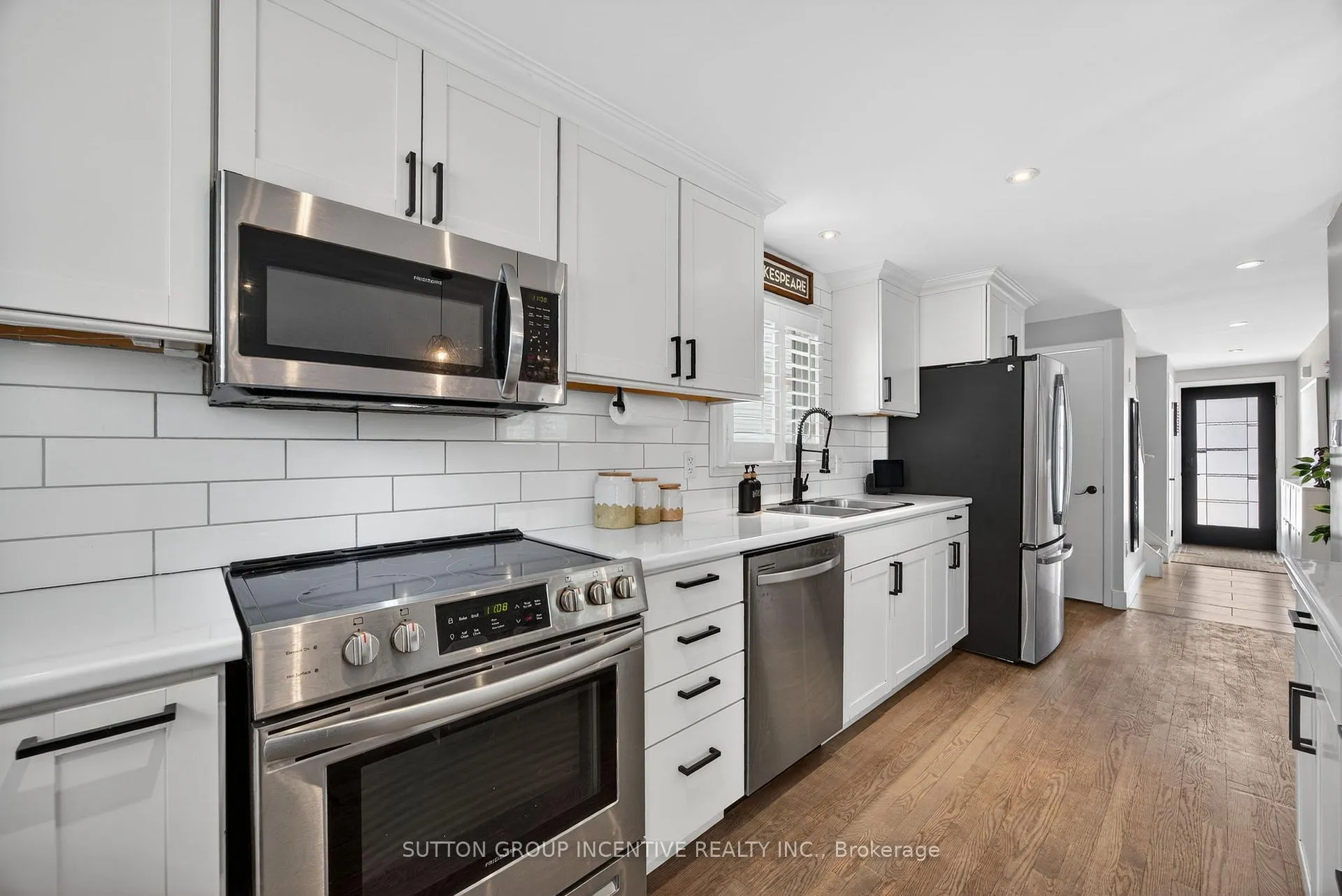 Photo 9 of 56 Shakespeare Crescent, Barrie, Letitia Heights — HOMEH