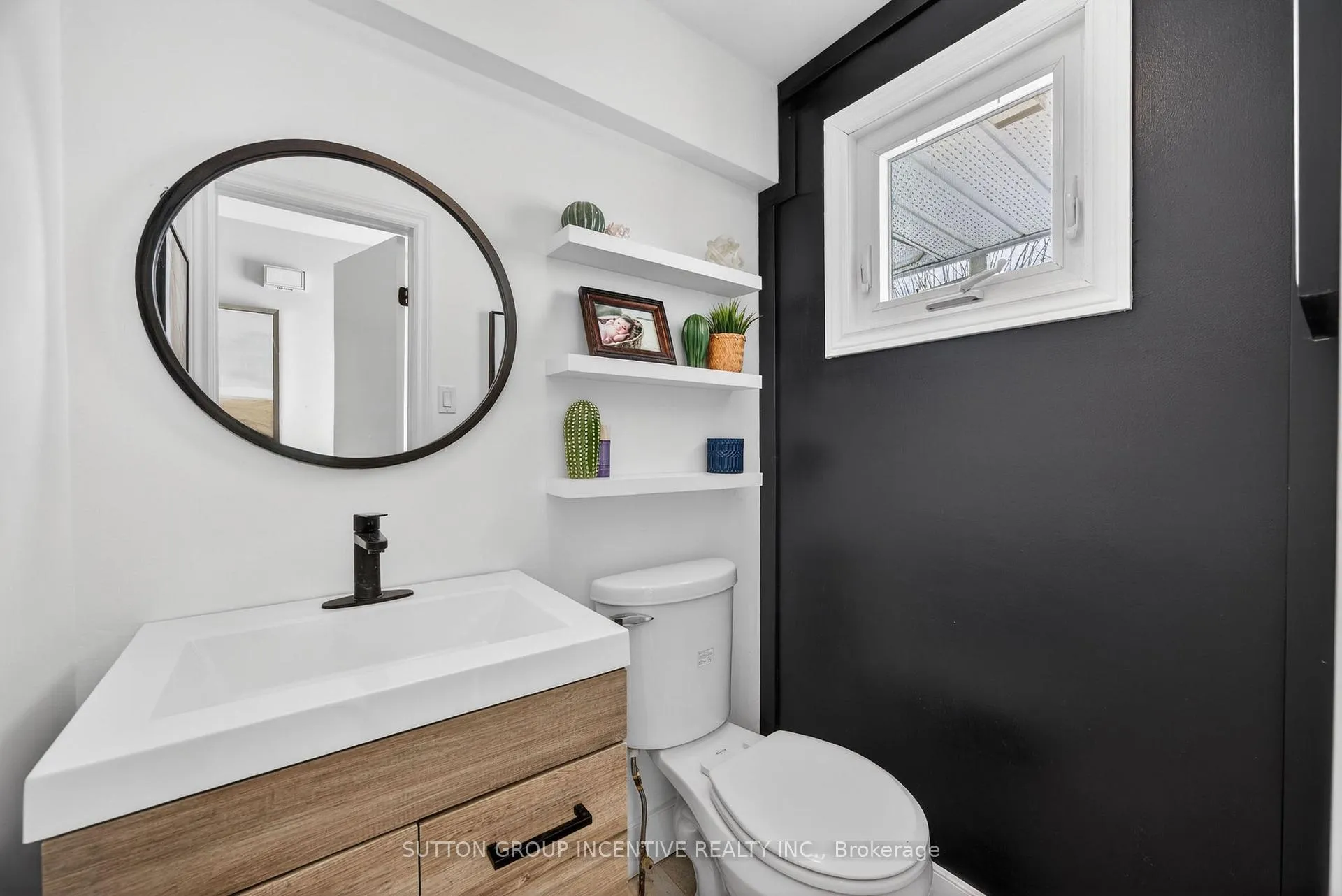 Photo 17 of 56 Shakespeare Crescent, Barrie, Letitia Heights — HOMEH