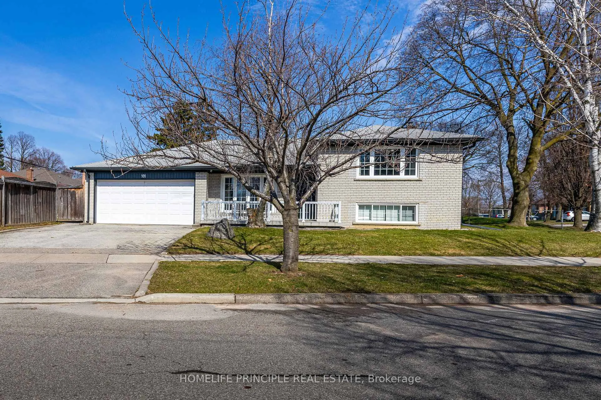Photo 3 of 101 Renault Crescent, Etobicoke, Humber Heights — HOMEH