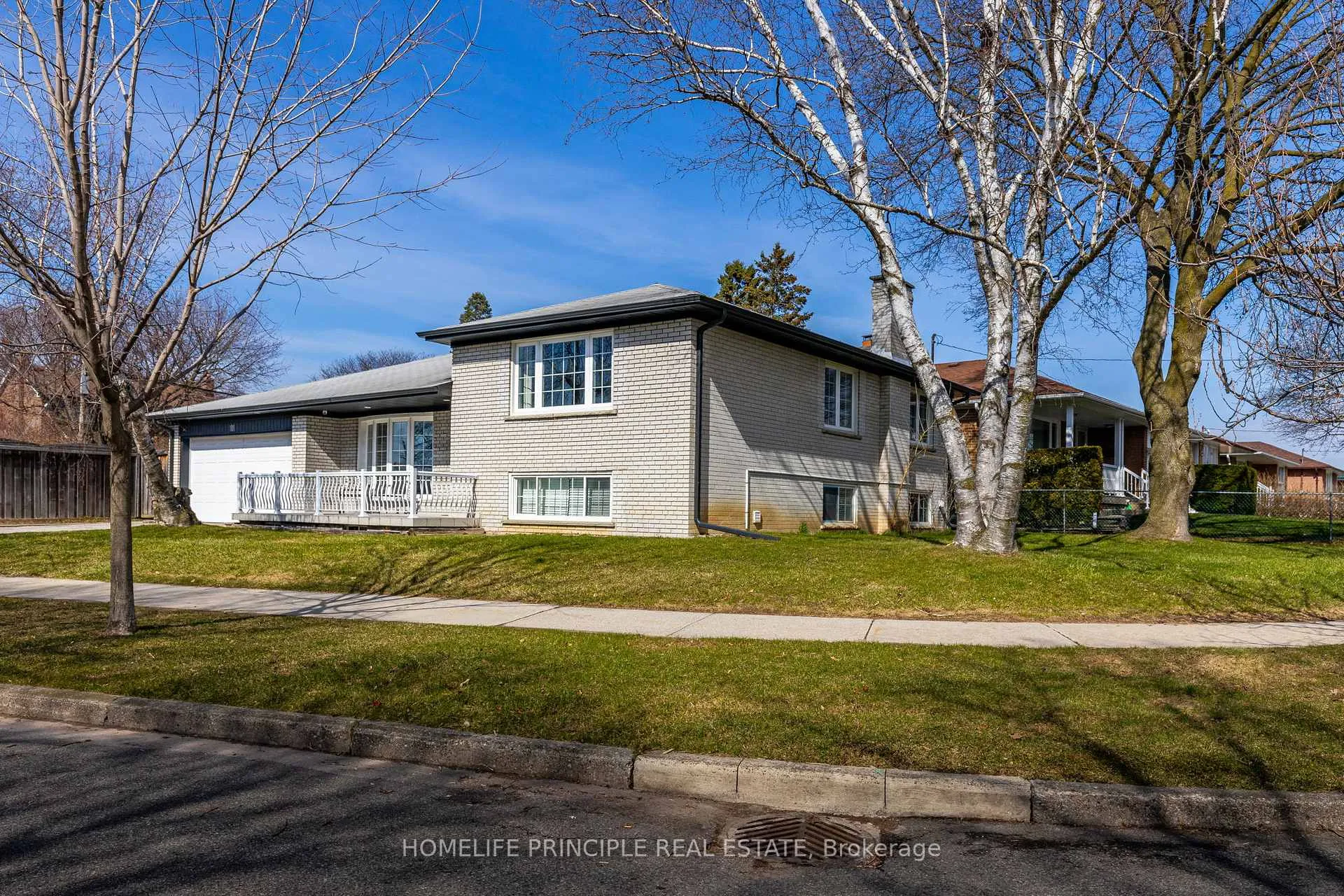Photo 4 of 101 Renault Crescent, Etobicoke, Humber Heights — HOMEH