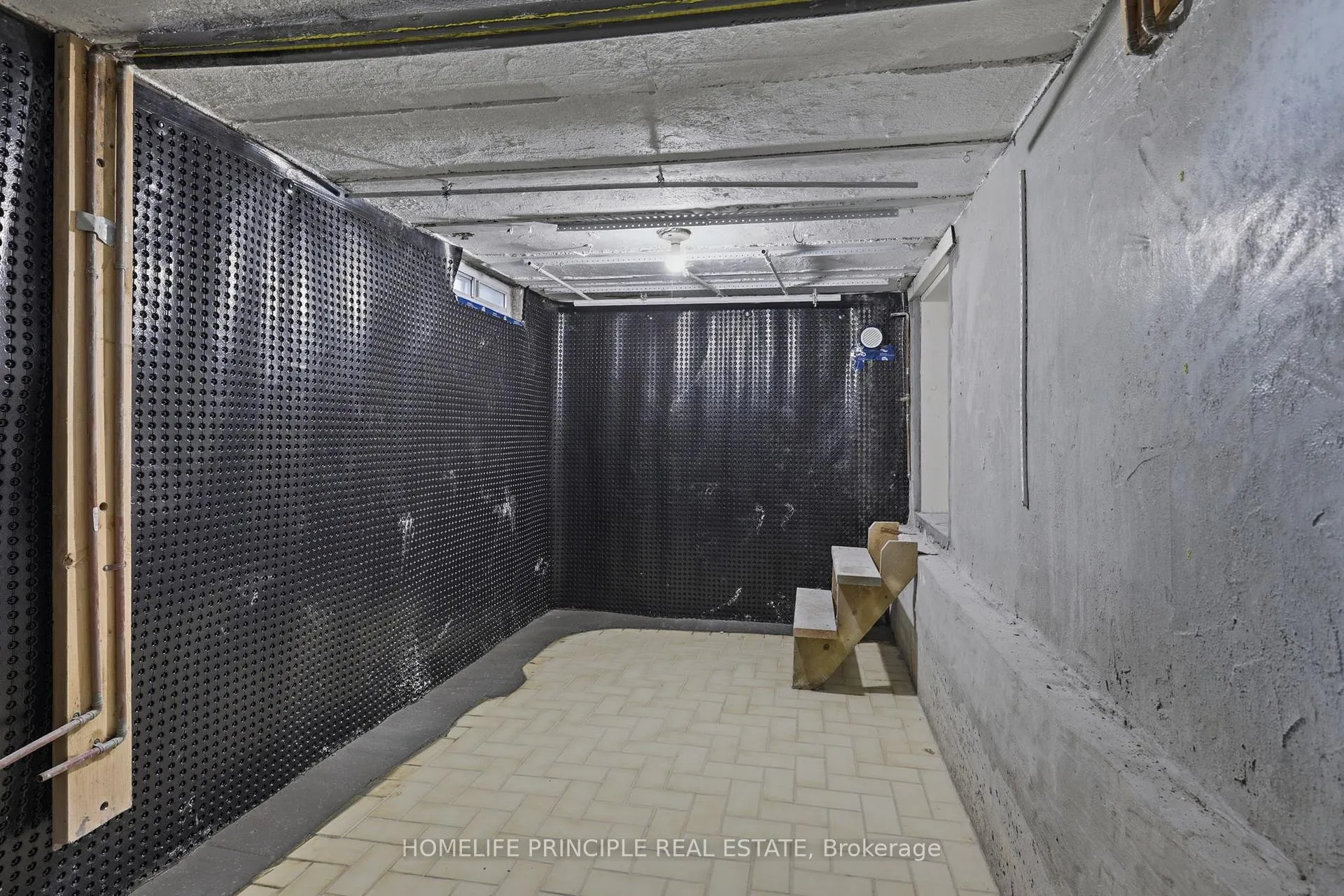 Photo 34 of 101 Renault Crescent, Etobicoke, Humber Heights — HOMEH