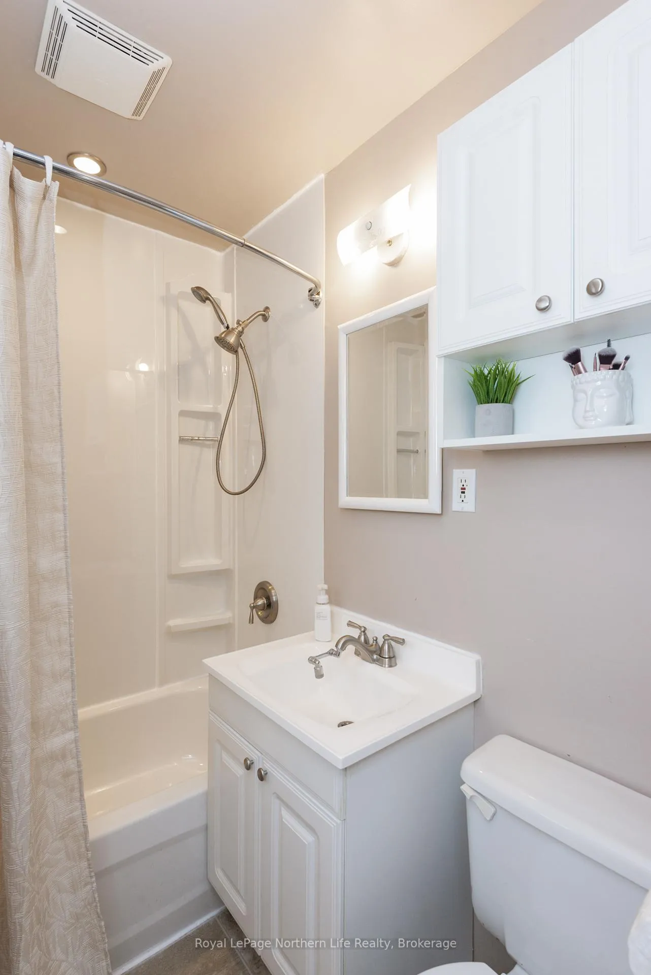 Photo 16 of 889 Phillip Street, North Bay, West End — HOMEH