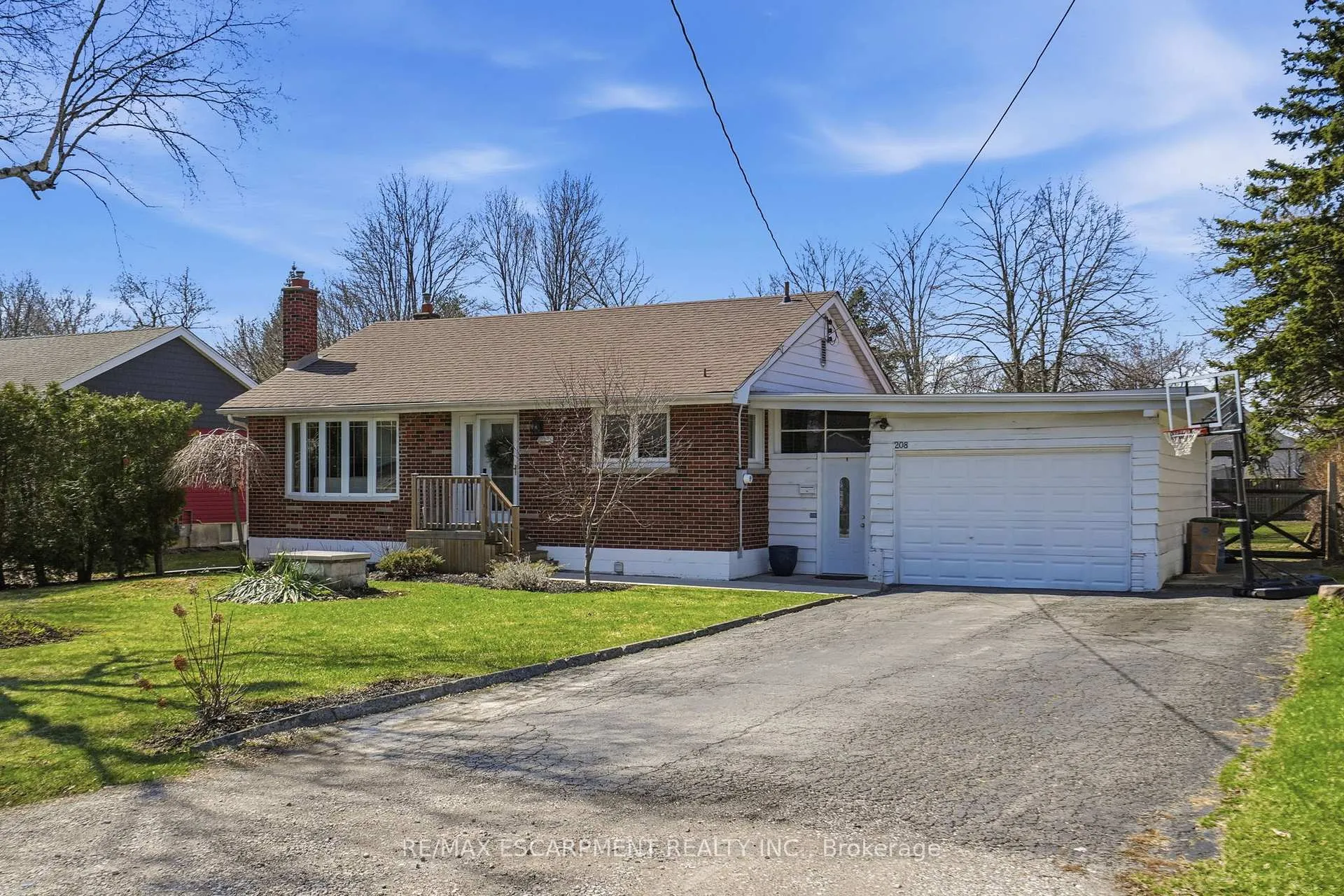 Photo 2 of 208 Seneca Avenue, Hamilton, Rural Glanbrook — HOMEH