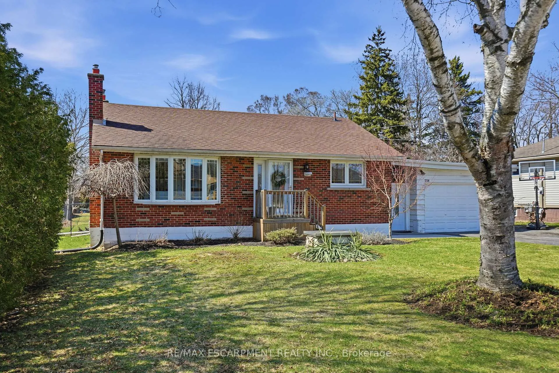 Photo 3 of 208 Seneca Avenue, Hamilton, Rural Glanbrook — HOMEH