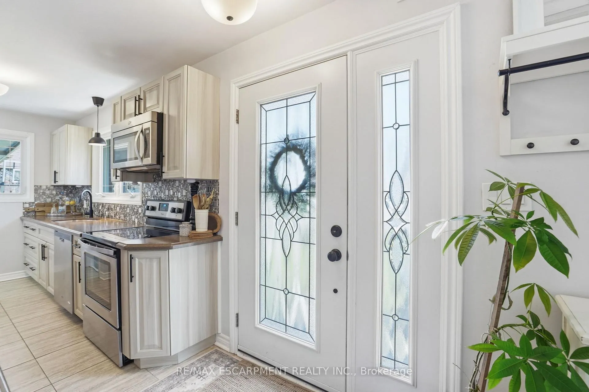 Photo 12 of 208 Seneca Avenue, Hamilton, Rural Glanbrook — HOMEH