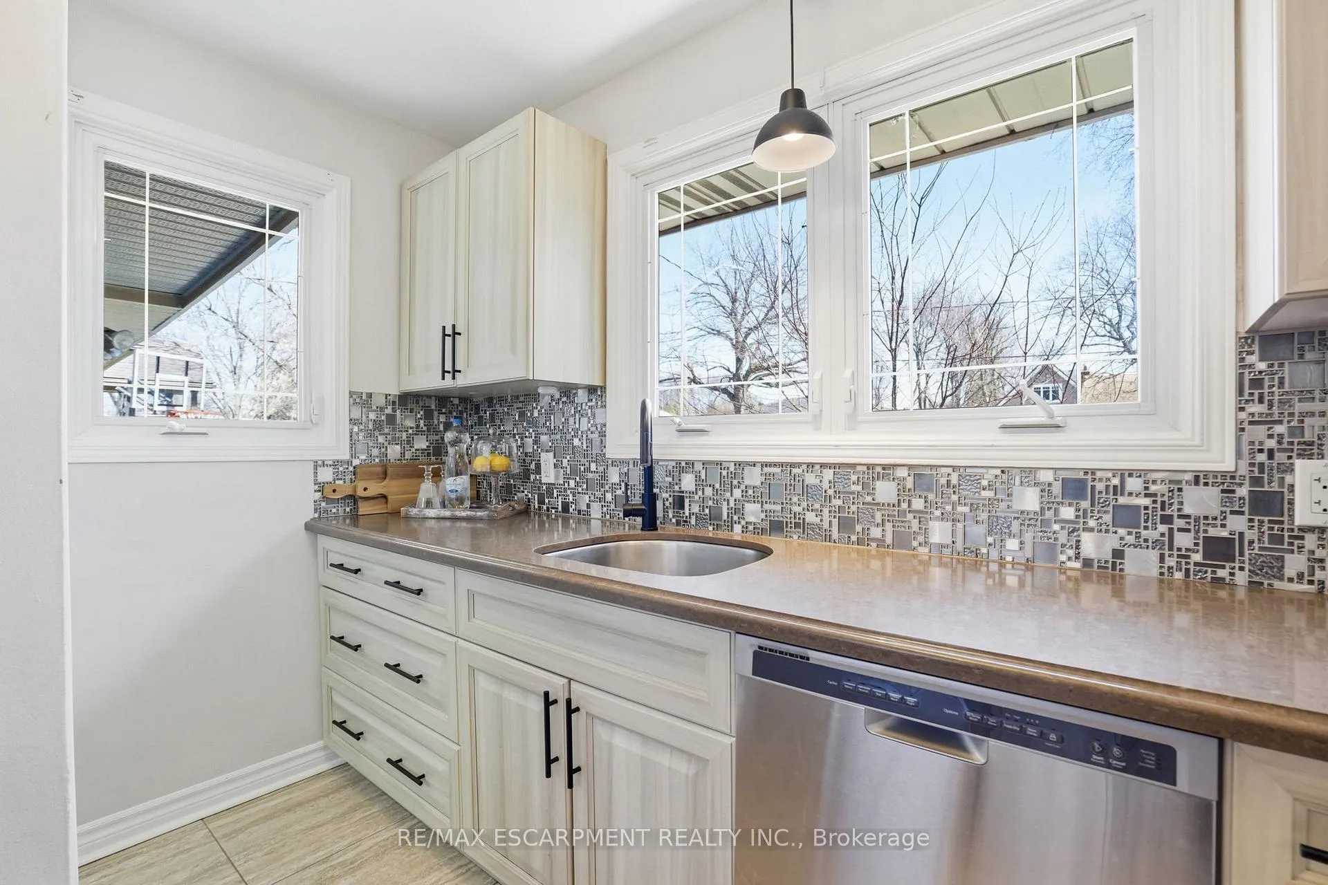 Photo 25 of 208 Seneca Avenue, Hamilton, Rural Glanbrook — HOMEH