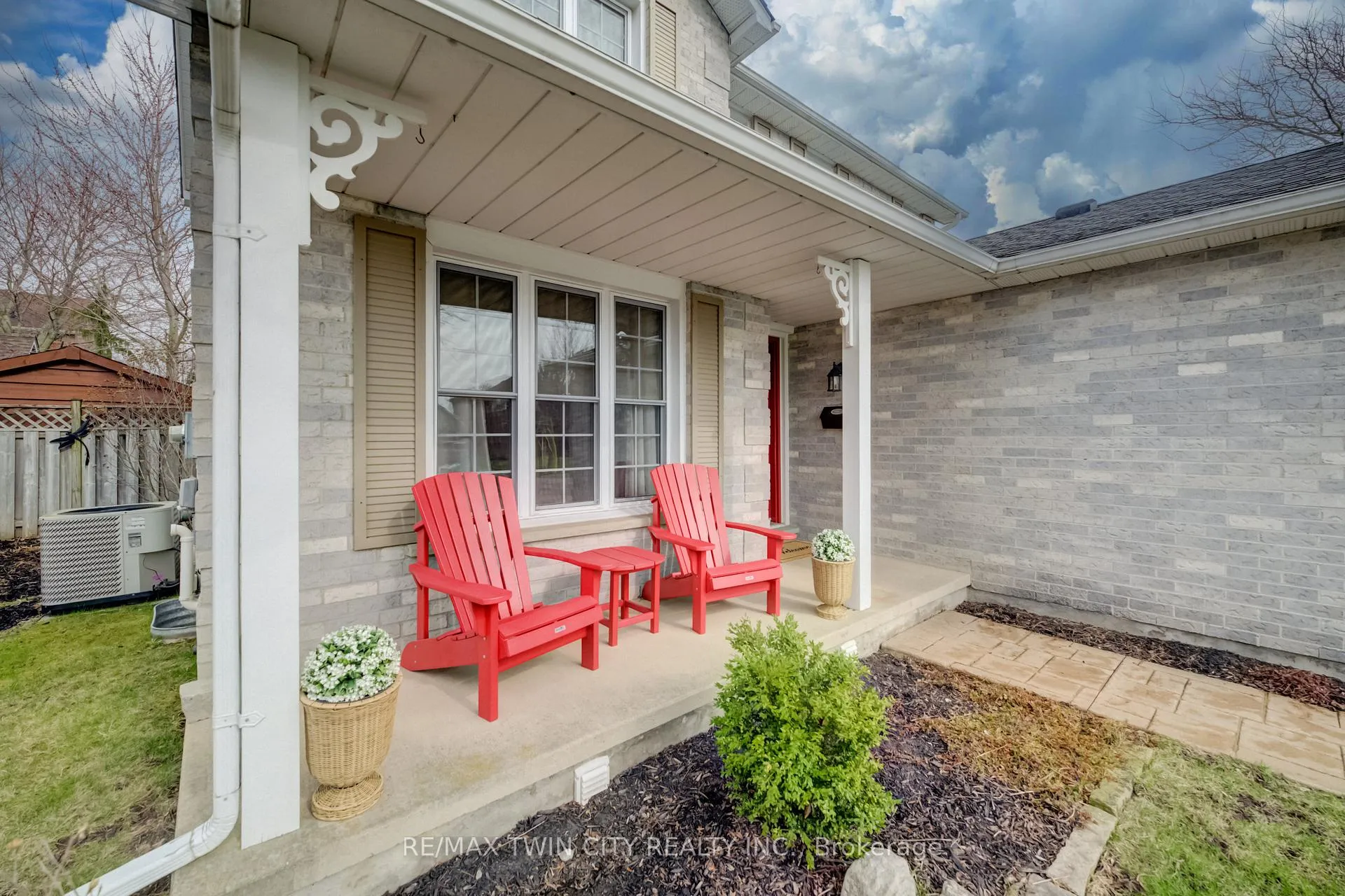 Photo 2 of 150 Bayne Crescent, Cambridge — HOMEH