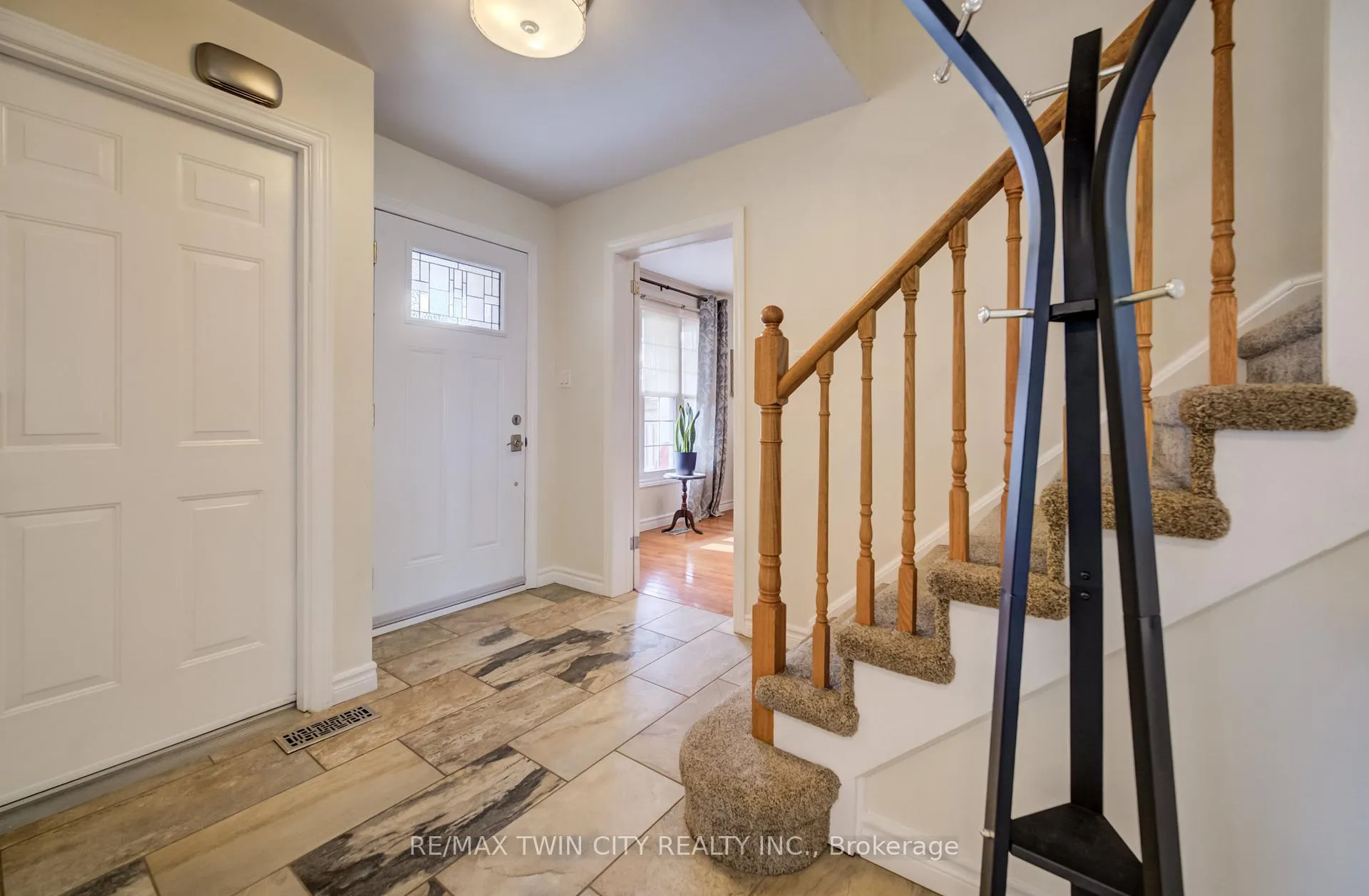 Photo 3 of 150 Bayne Crescent, Cambridge — HOMEH