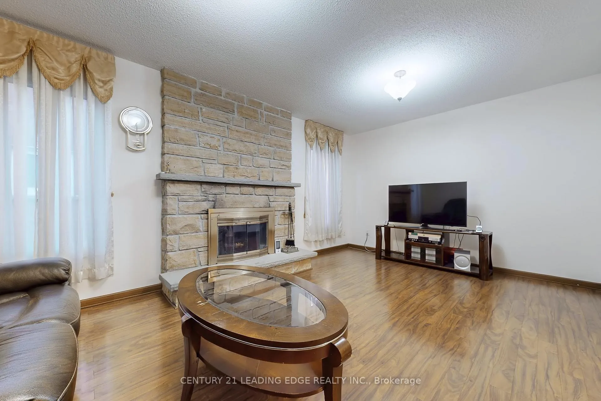 Photo 11 of 73 Hullrick Drive, Etobicoke, West Humber-Clairville — HOMEH