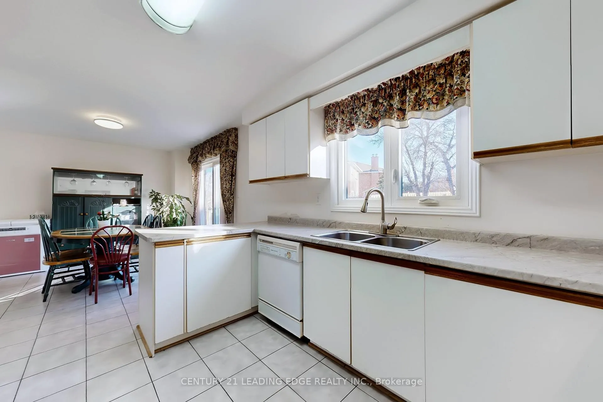 Photo 14 of 73 Hullrick Drive, Etobicoke, West Humber-Clairville — HOMEH