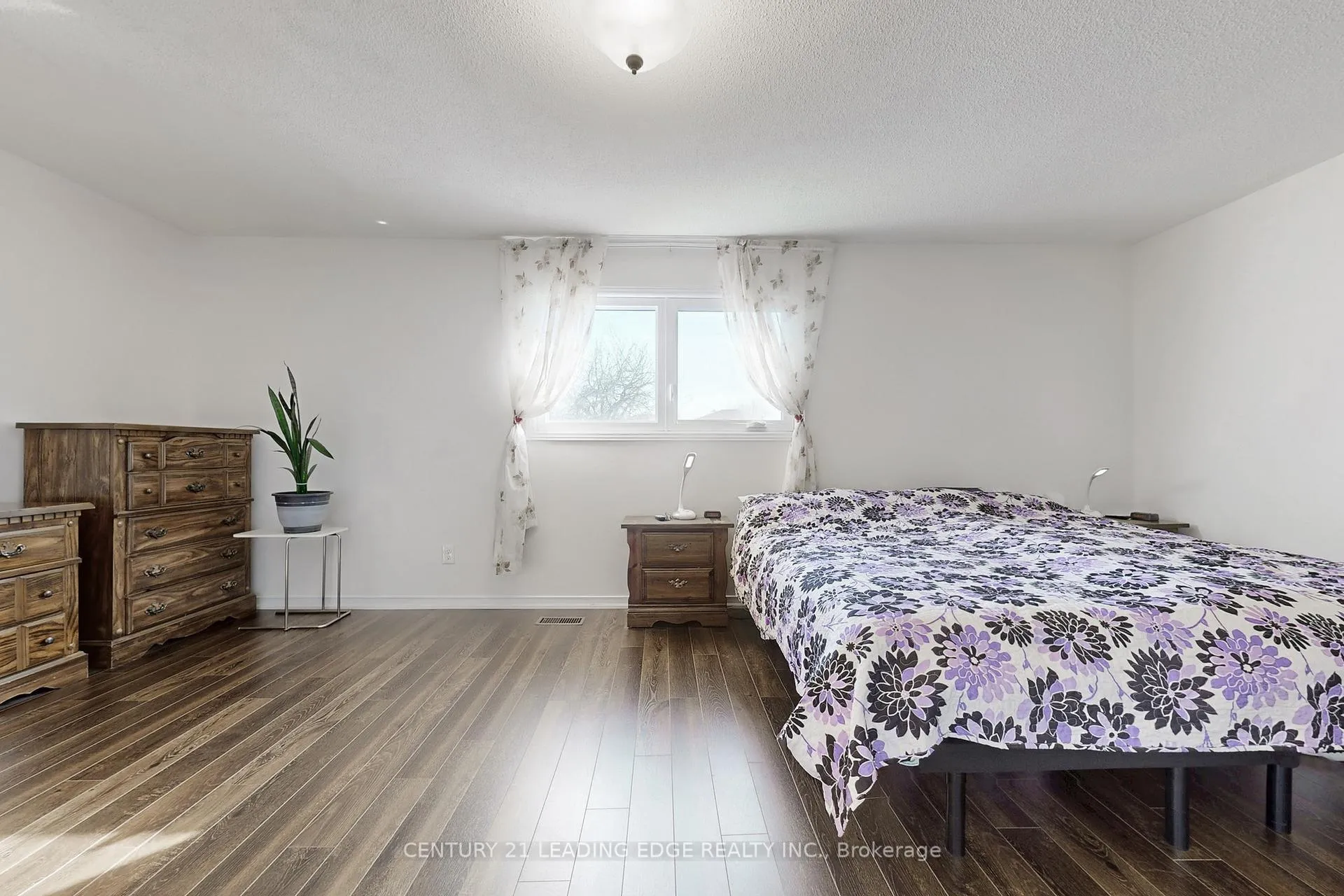 Photo 23 of 73 Hullrick Drive, Etobicoke, West Humber-Clairville — HOMEH