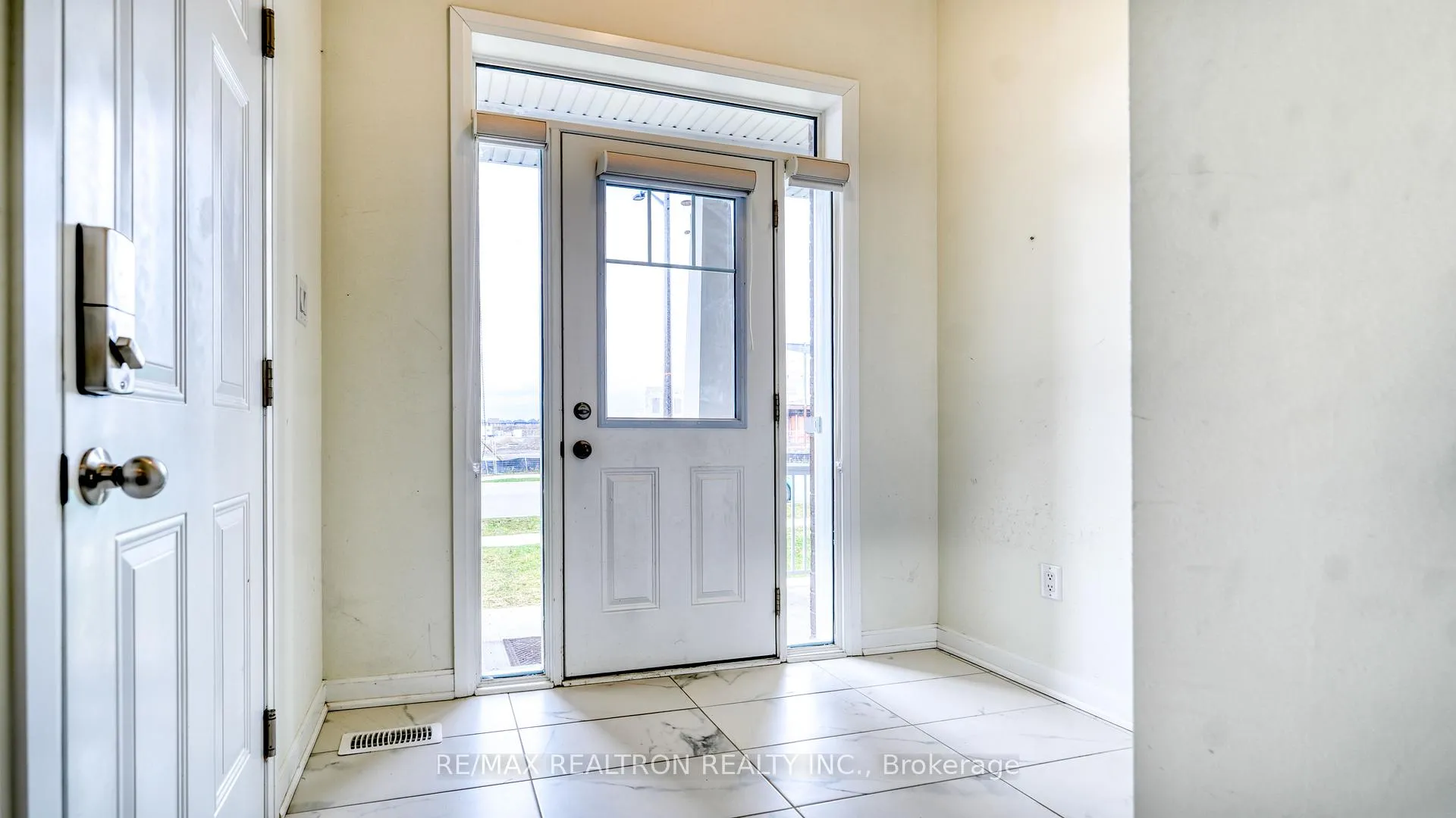 Photo 5 of 39 Cisco Drive, Whitby, Lynde Creek — HOMEH