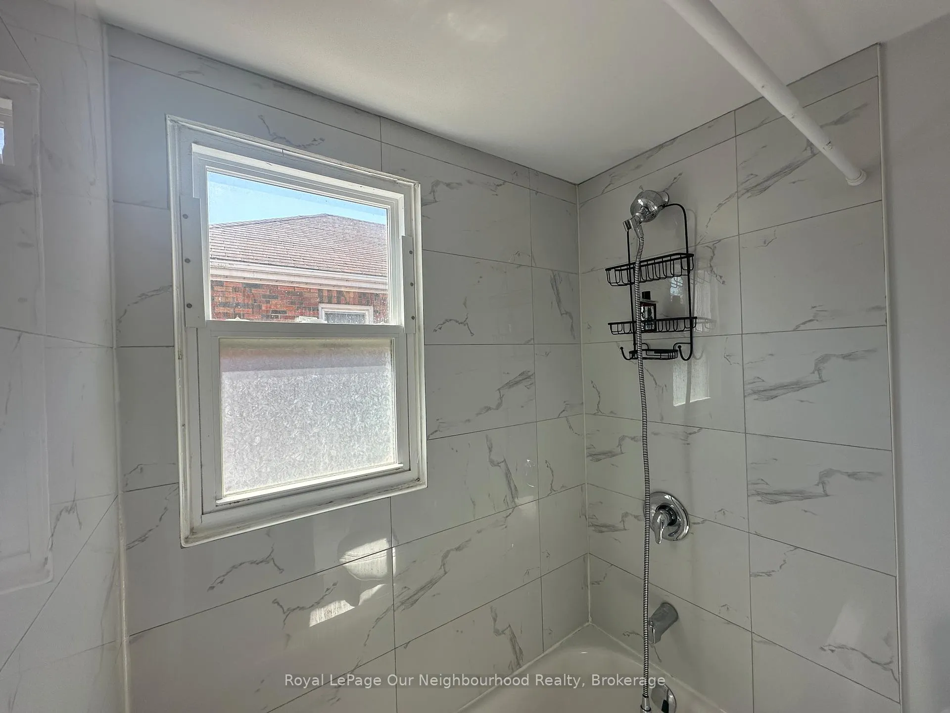 Photo 14 of 427 Adelaide Avenue W, Oshawa, McLaughlin — HOMEH