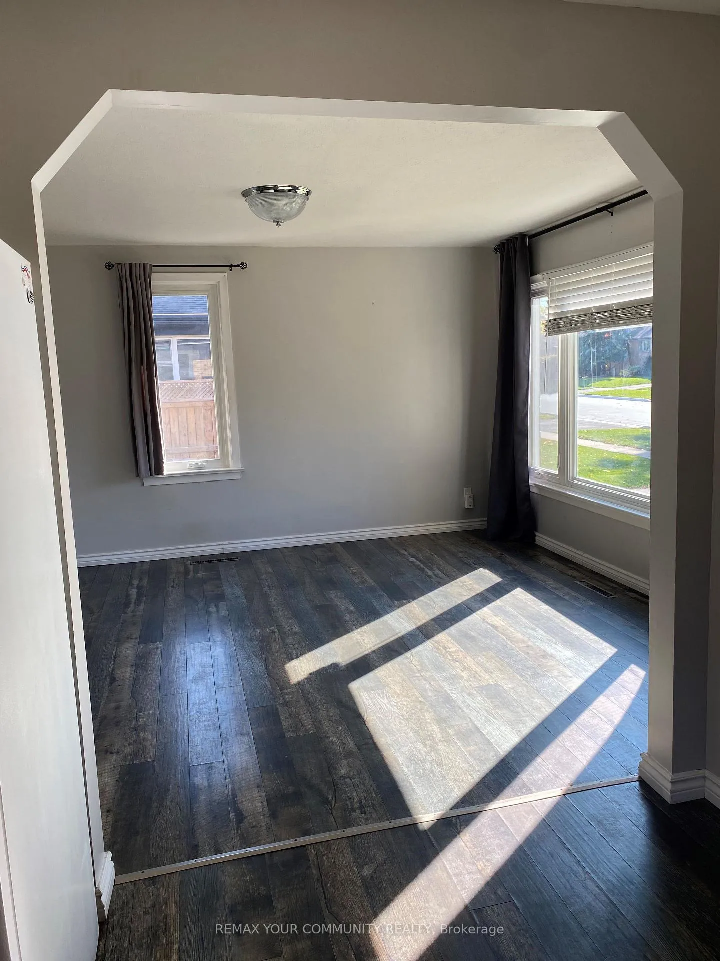 Photo 2 of 11 Oak Street, Barrie, Grove East — HOMEH