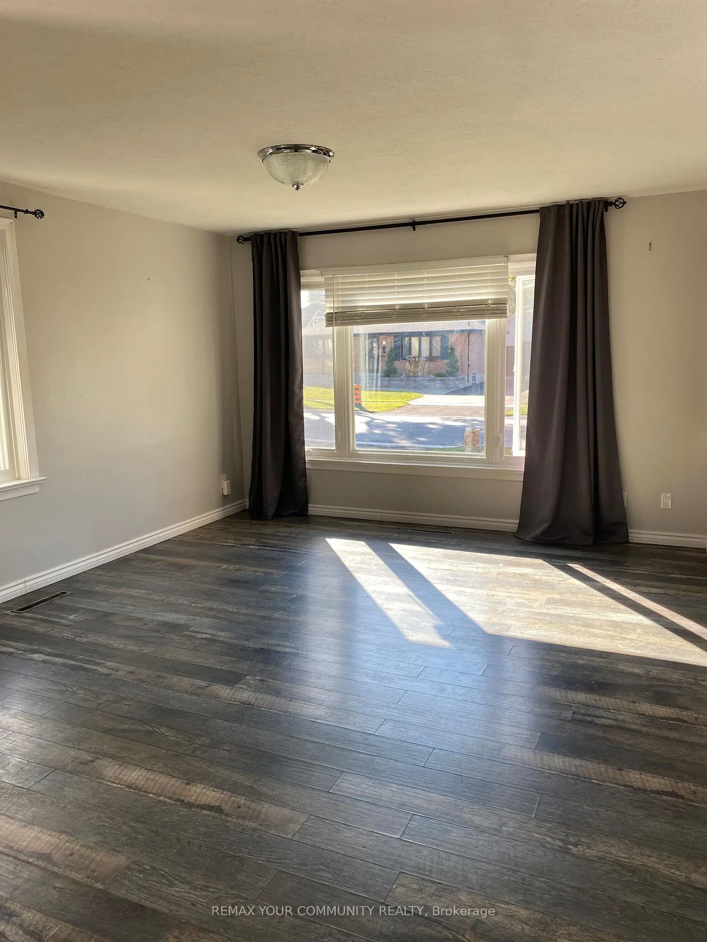 Photo 3 of 11 Oak Street, Barrie, Grove East — HOMEH