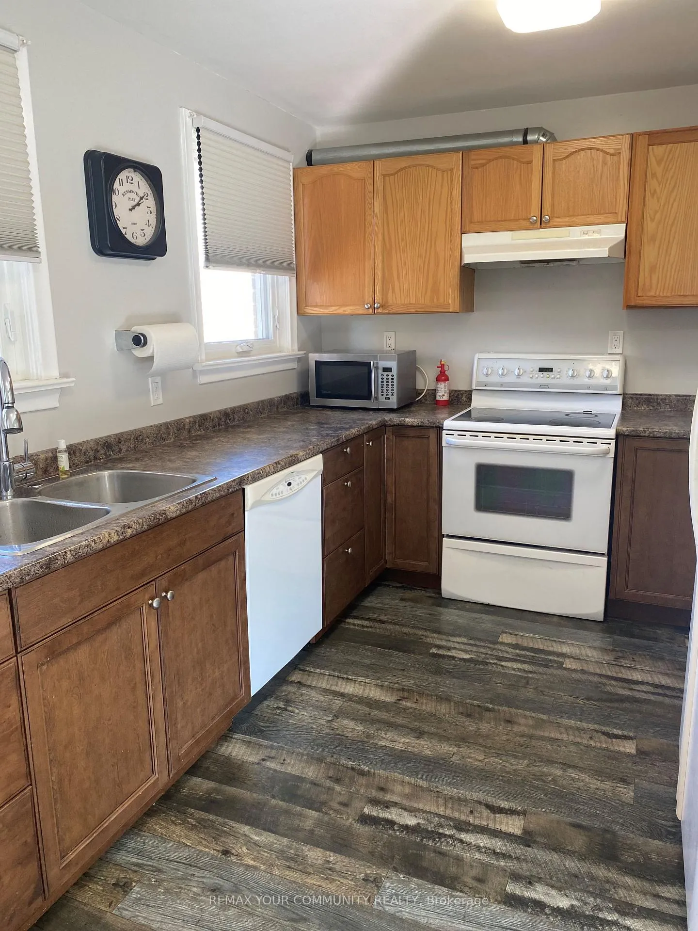 Photo 5 of 11 Oak Street, Barrie, Grove East — HOMEH