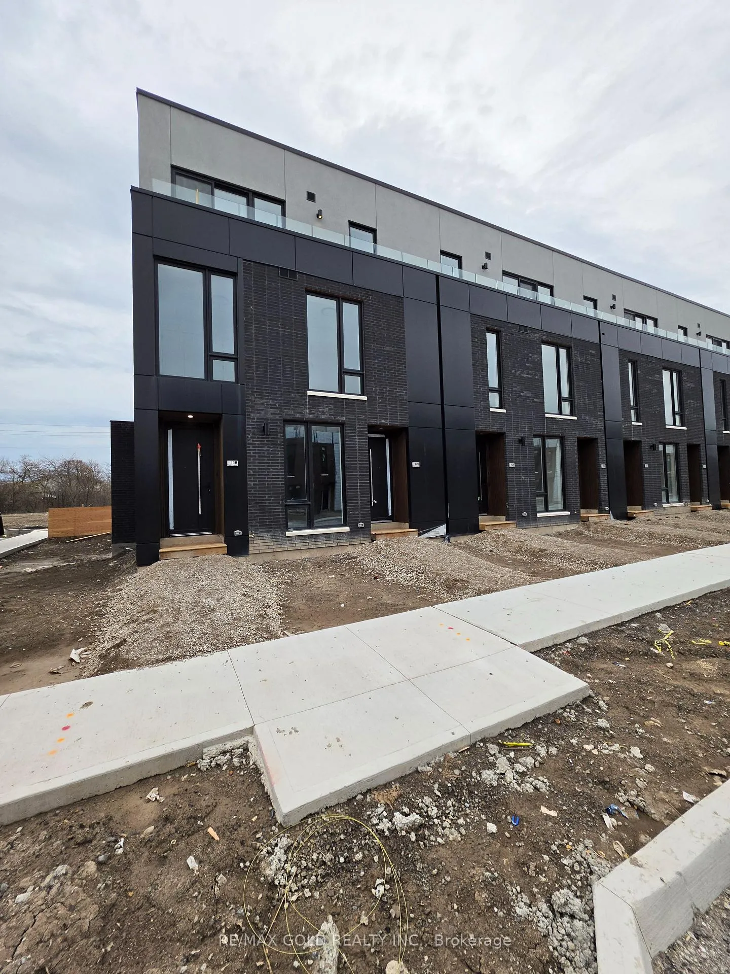 Photo 3 of 126 Everett Common, St. Catharines, Oakdale — HOMEH