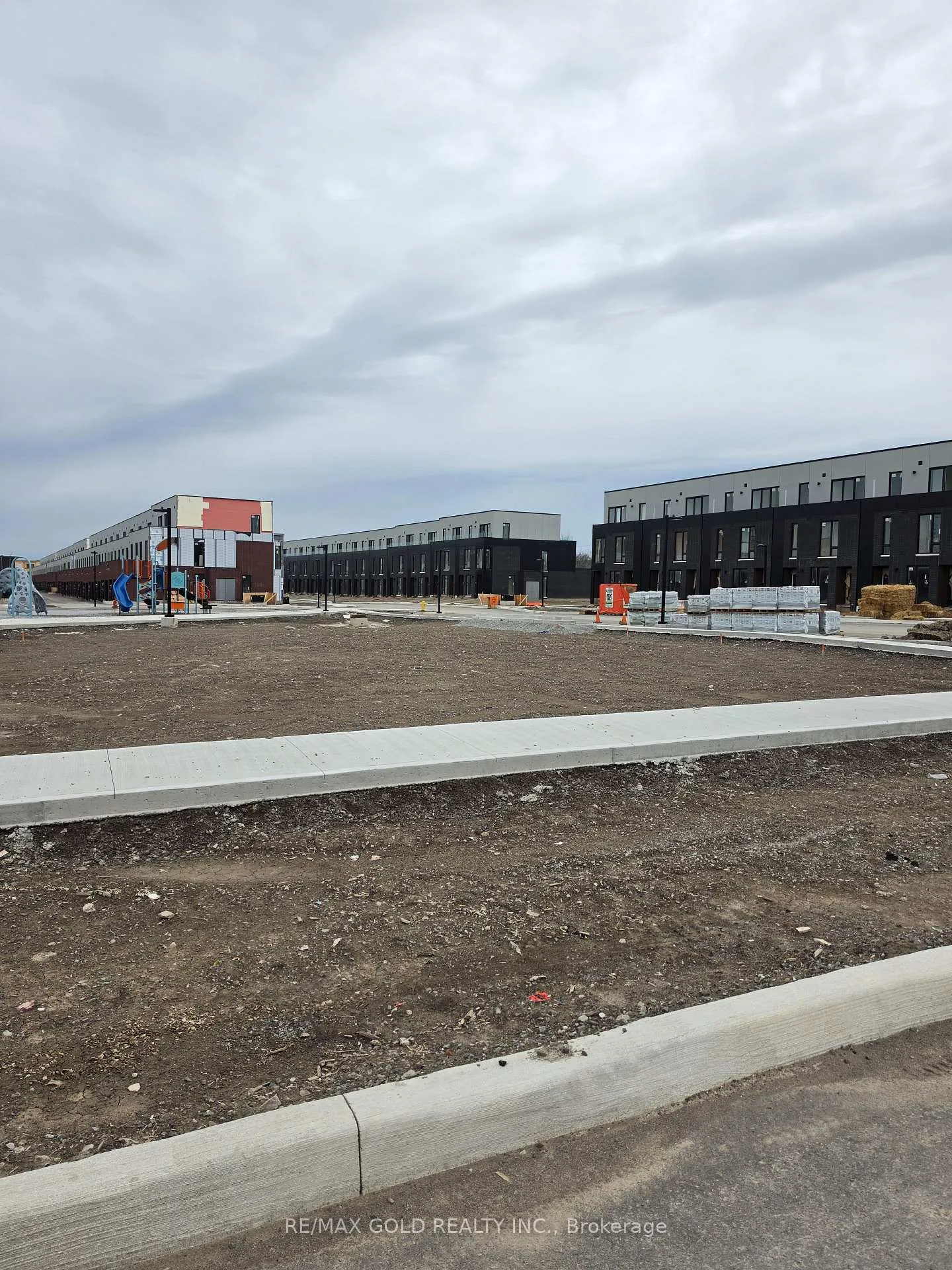 Photo 4 of 126 Everett Common, St. Catharines, Oakdale — HOMEH
