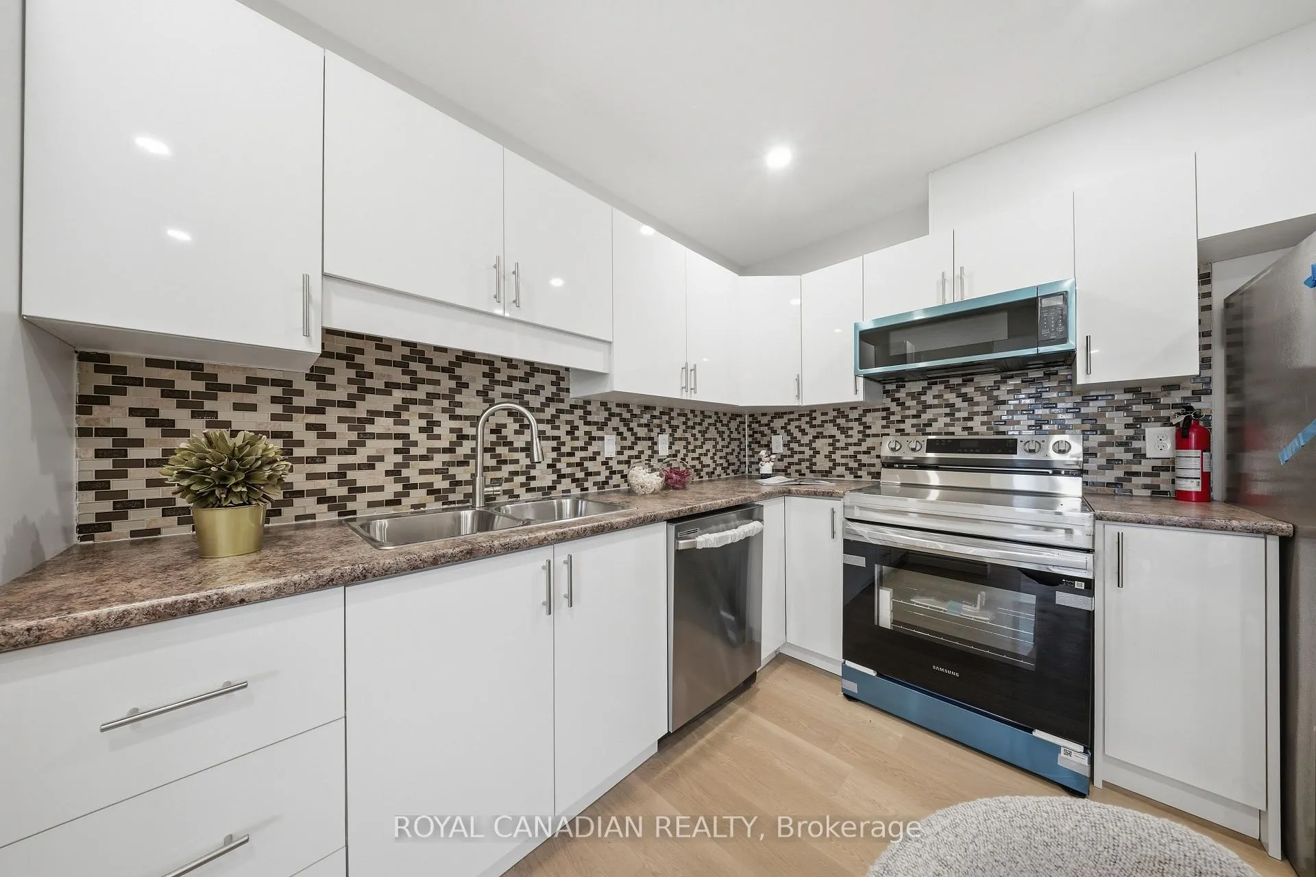 Photo 12 of 1496 Franklin Boulevard, Cambridge — HOMEH