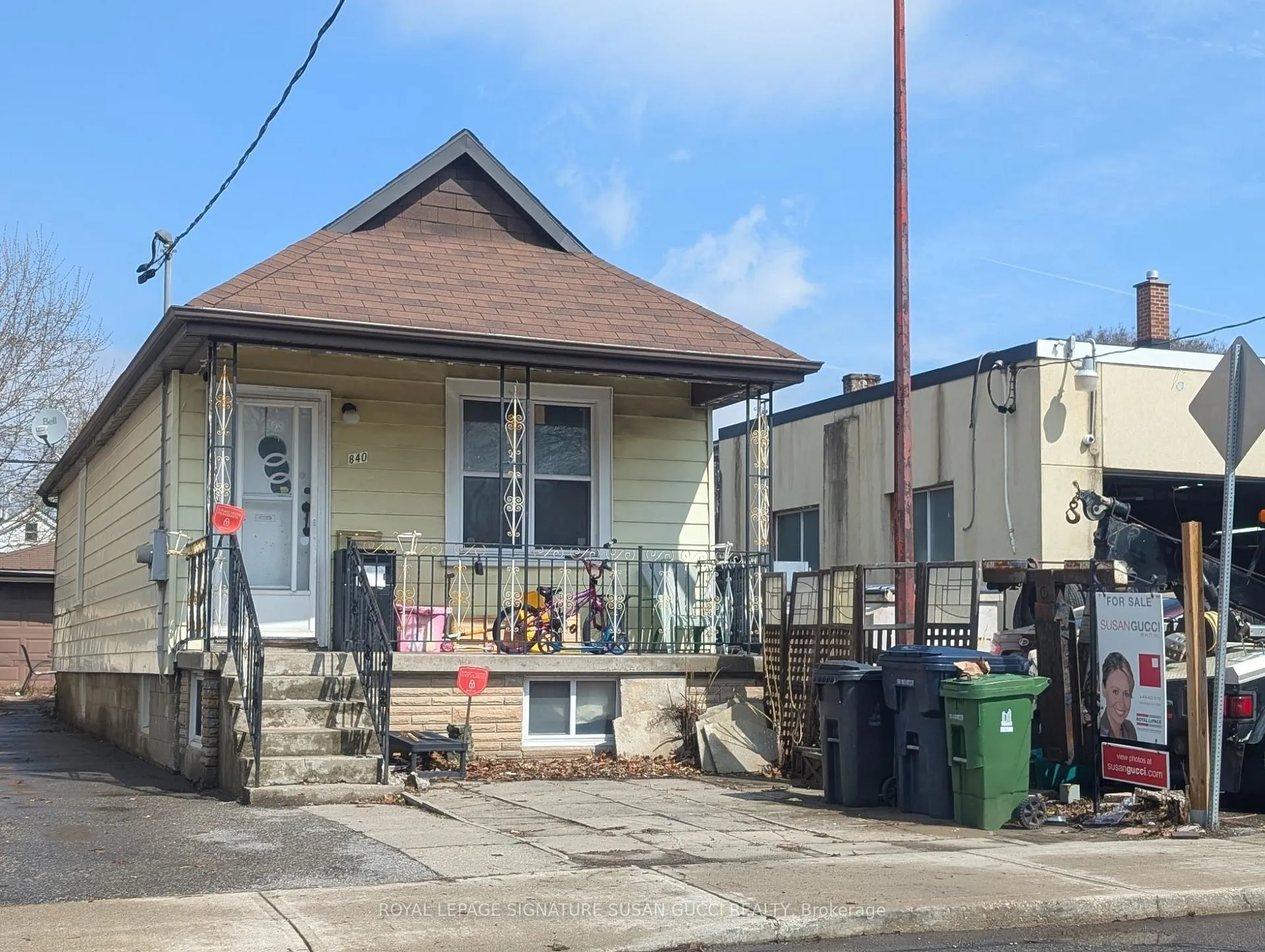 Front of 840 Sammon Avenue