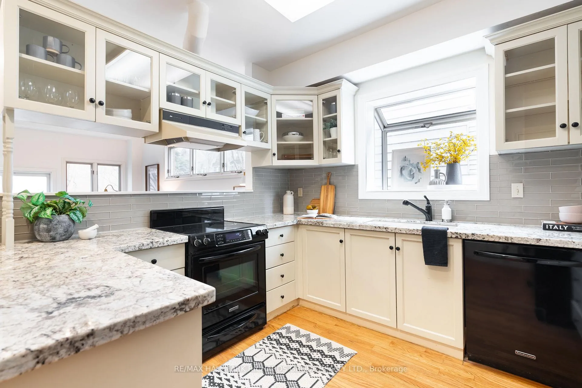 Photo 6 of 20 Juniper Avenue, Toronto, The Beaches — HOMEH
