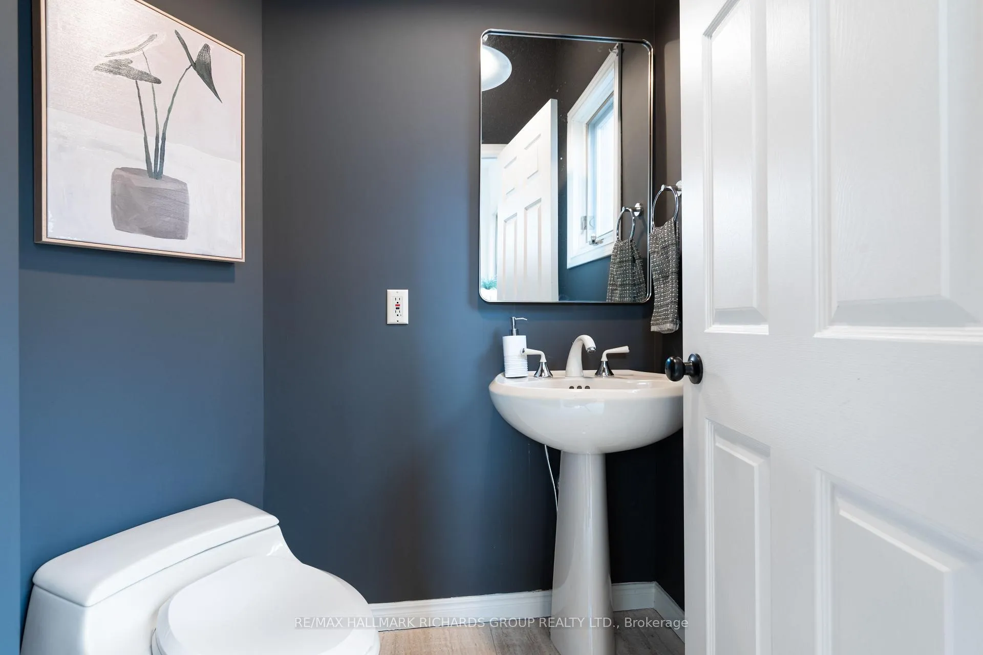 Photo 11 of 20 Juniper Avenue, Toronto, The Beaches — HOMEH
