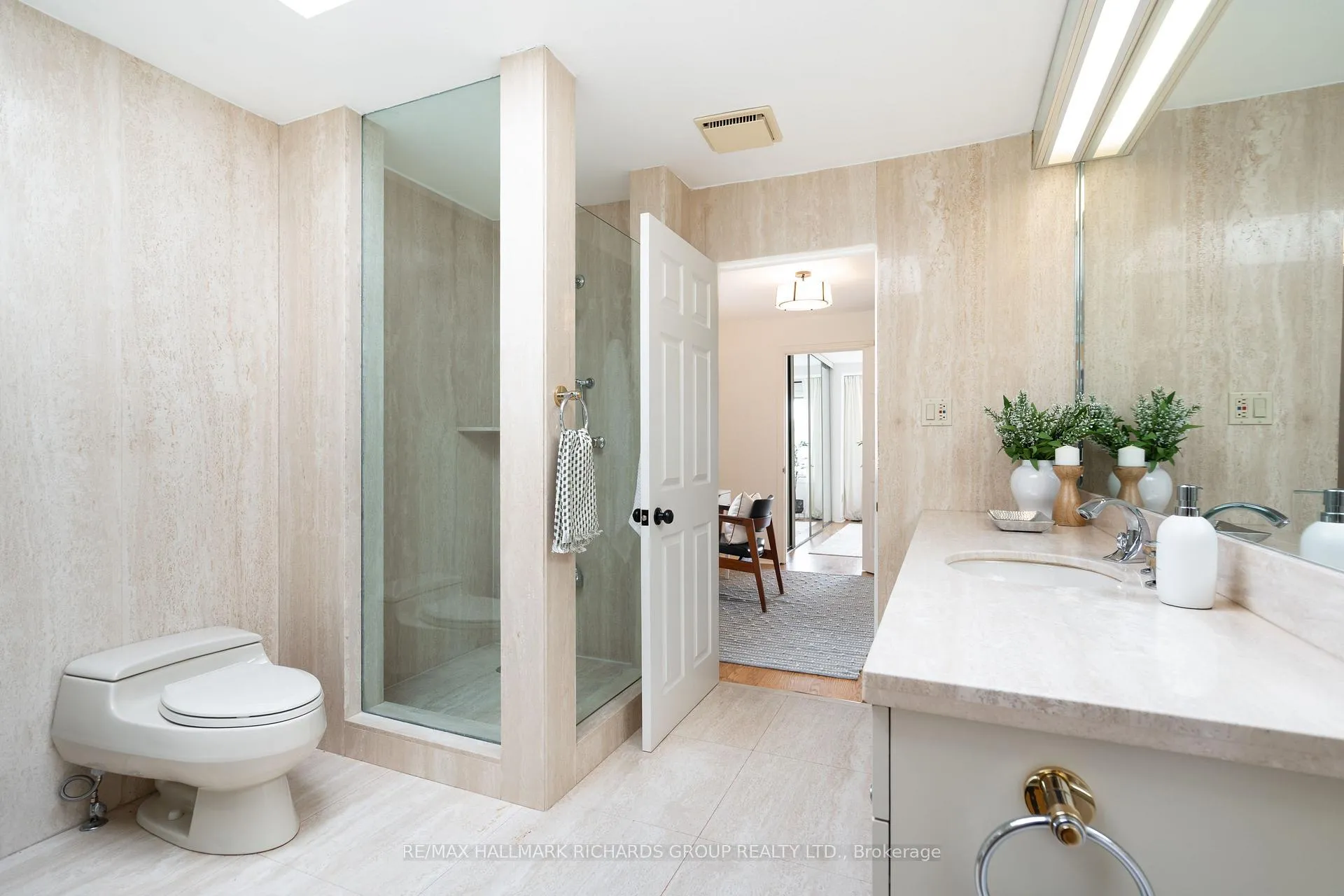 Photo 14 of 20 Juniper Avenue, Toronto, The Beaches — HOMEH