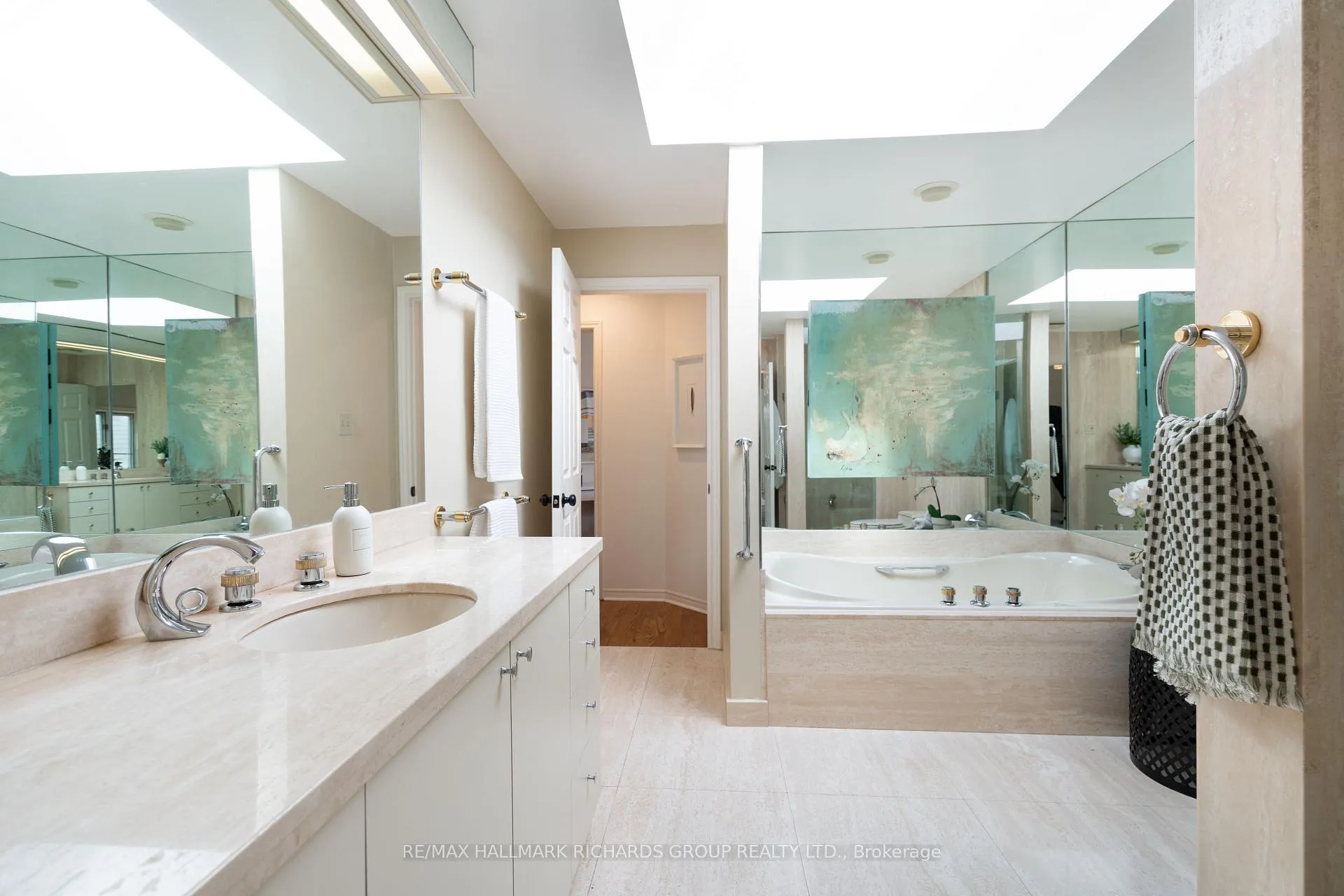 Photo 15 of 20 Juniper Avenue, Toronto, The Beaches — HOMEH