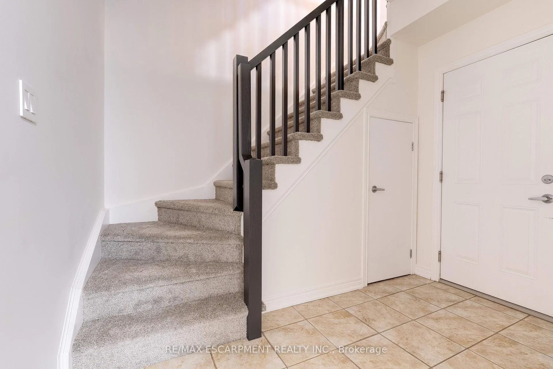 Photo 3 of 628 Garibaldi Common, Burlington, Shoreacres — HOMEH