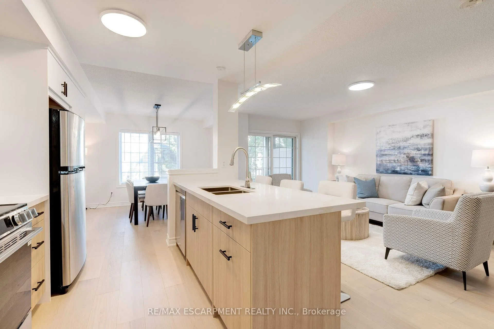 Photo 10 of 628 Garibaldi Common, Burlington, Shoreacres — HOMEH
