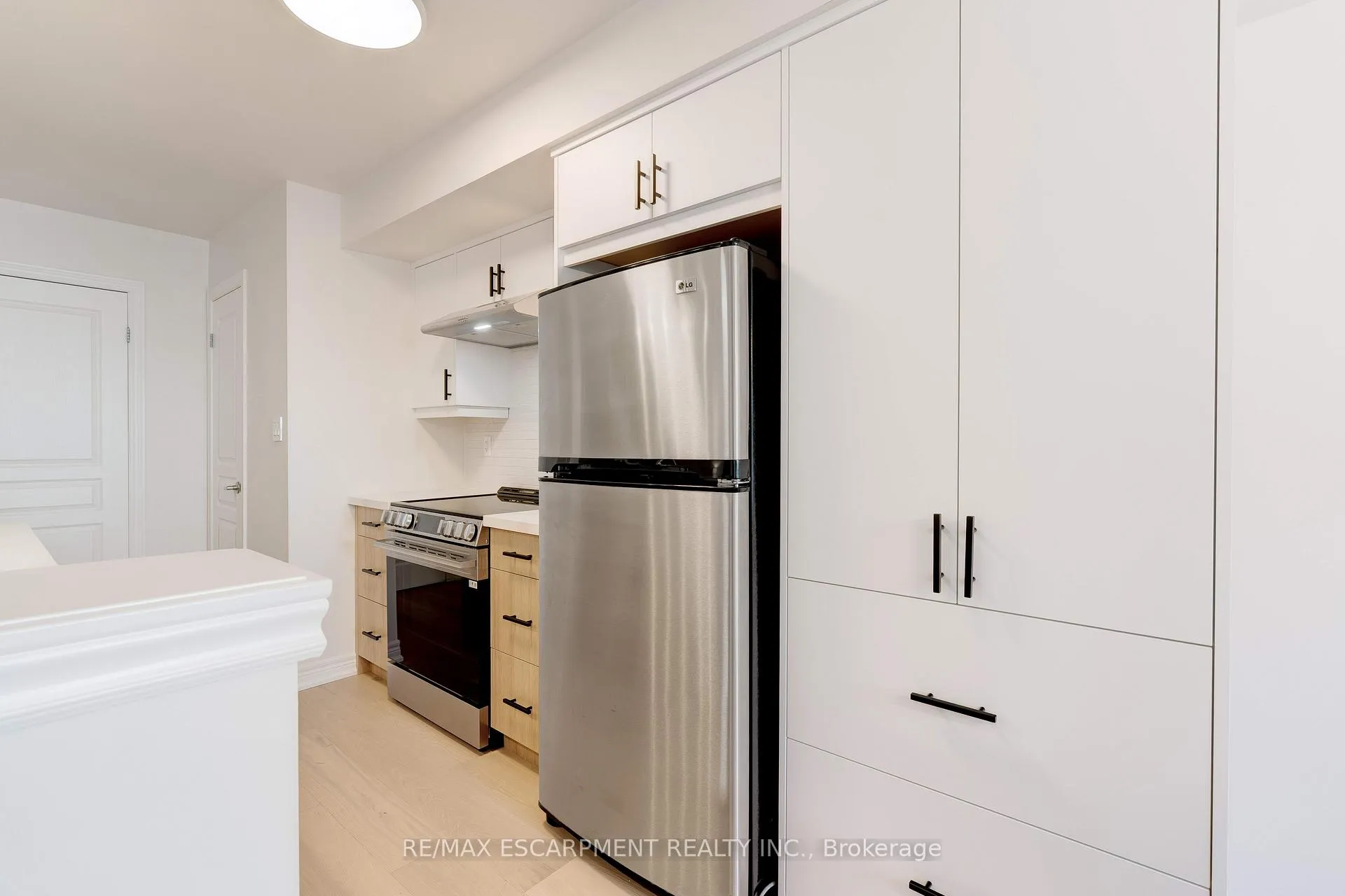 Photo 13 of 628 Garibaldi Common, Burlington, Shoreacres — HOMEH