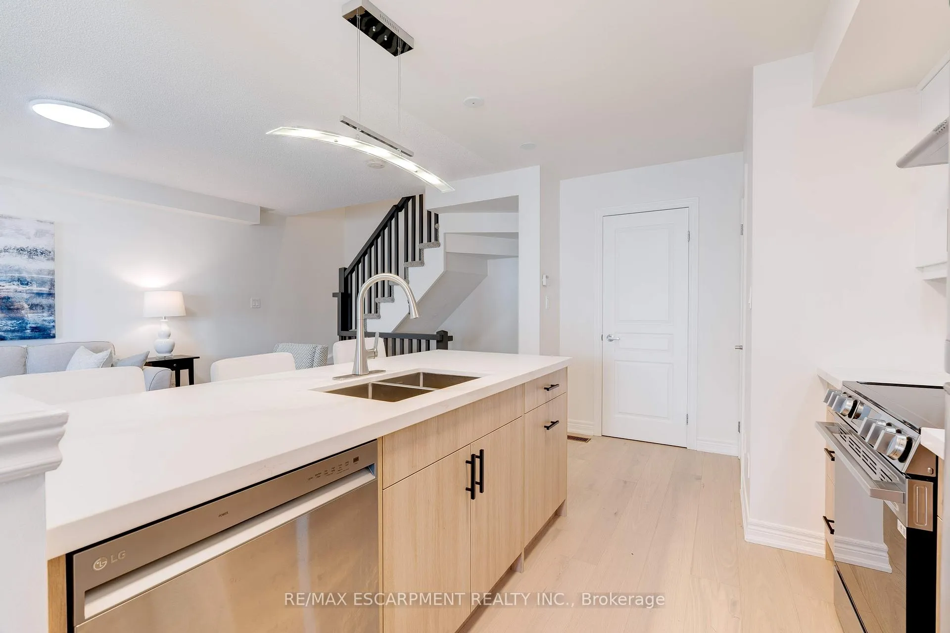 Photo 15 of 628 Garibaldi Common, Burlington, Shoreacres — HOMEH