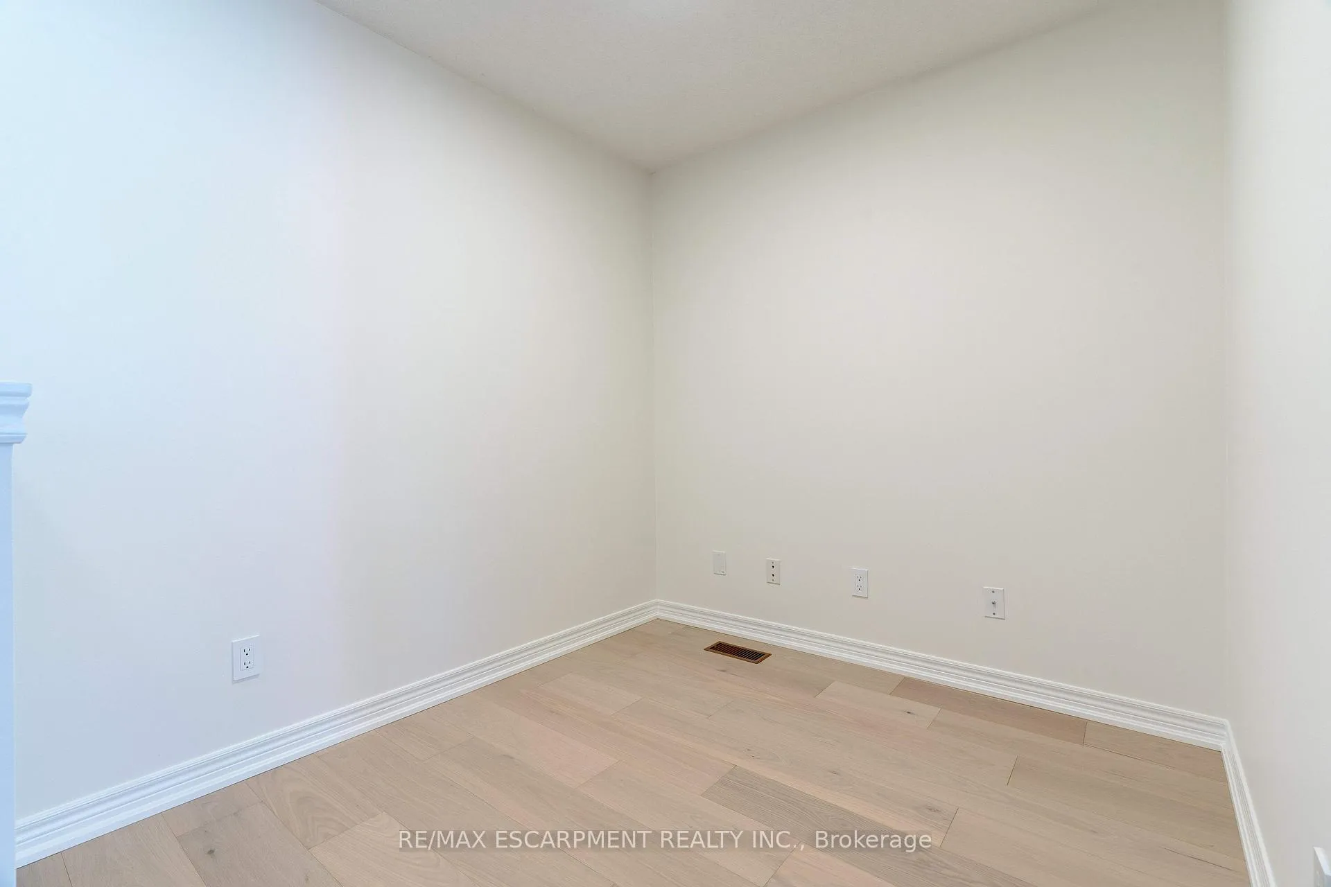 Photo 25 of 628 Garibaldi Common, Burlington, Shoreacres — HOMEH