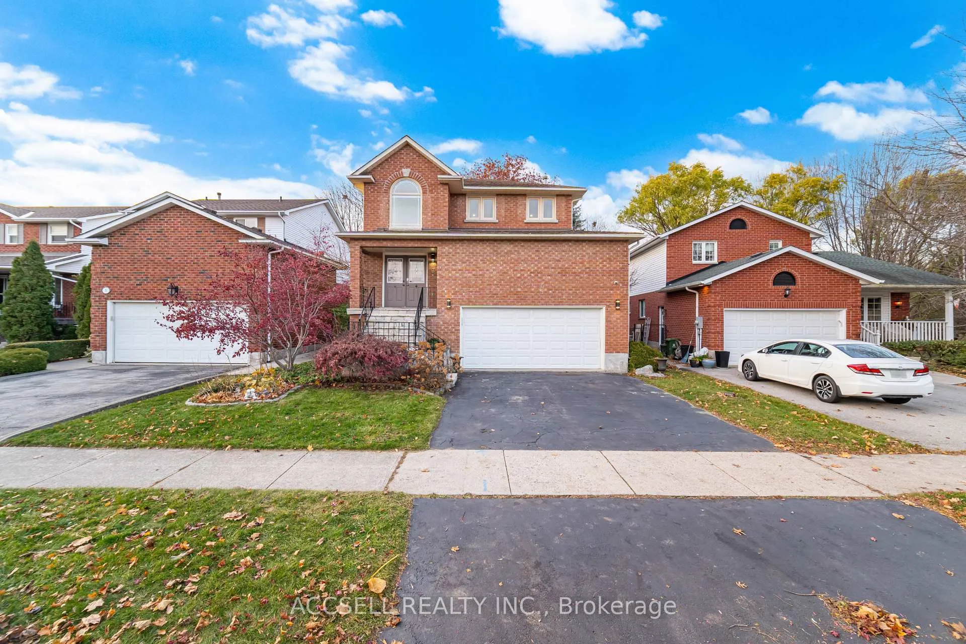 Photo 3 of 3 Longyear Drive, Hamilton, Waterdown — HOMEH