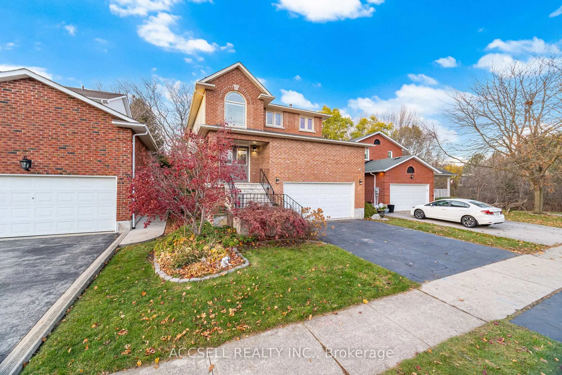 Photo 4 of 3 Longyear Drive, Hamilton, Waterdown — HOMEH