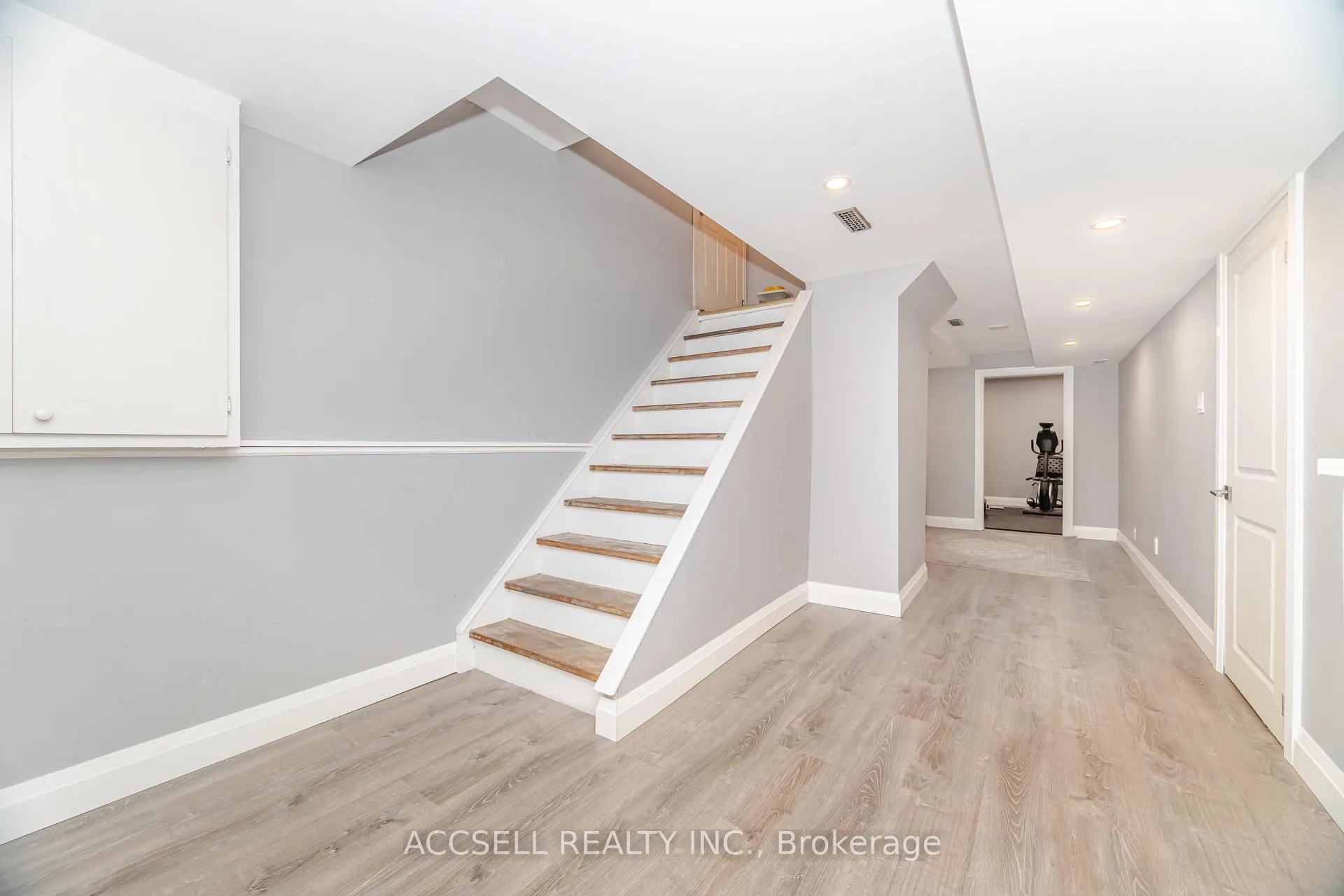 Photo 32 of 3 Longyear Drive, Hamilton, Waterdown — HOMEH