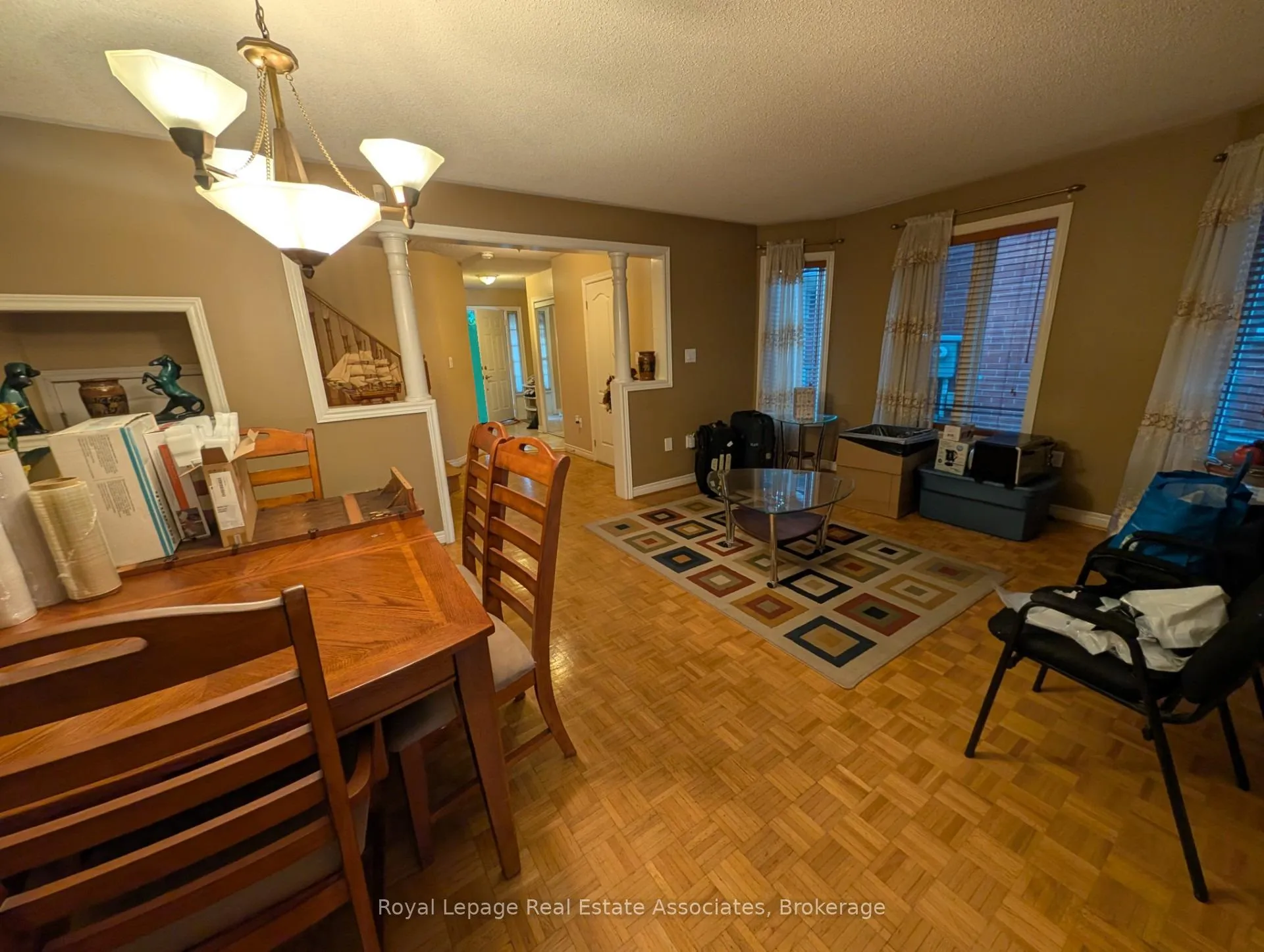 Photo 2 of Unit Upper, 122 Pressed Brick Drive, Brampton, Brampton North — HOMEH