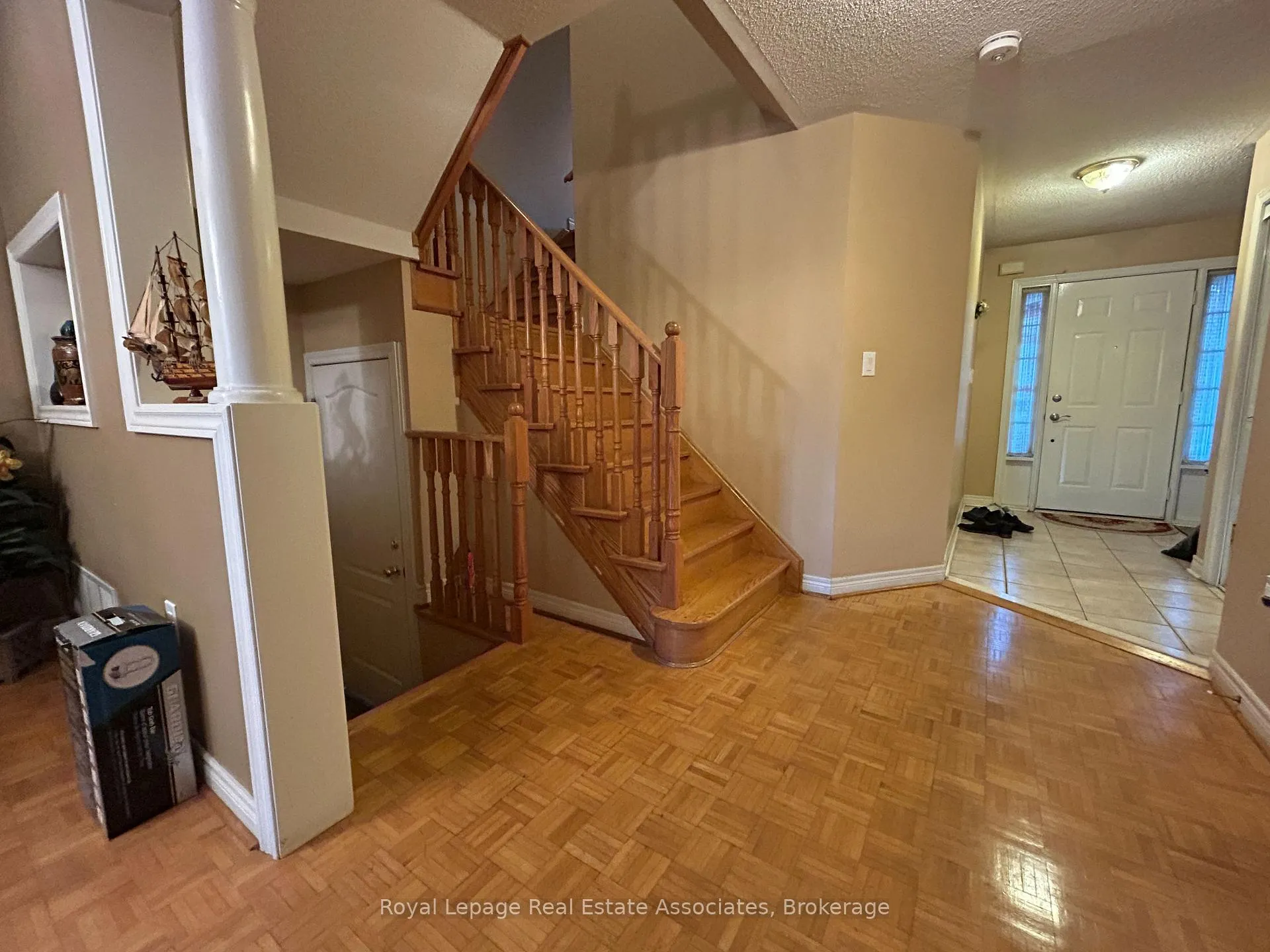 Photo 3 of Unit Upper, 122 Pressed Brick Drive, Brampton, Brampton North — HOMEH