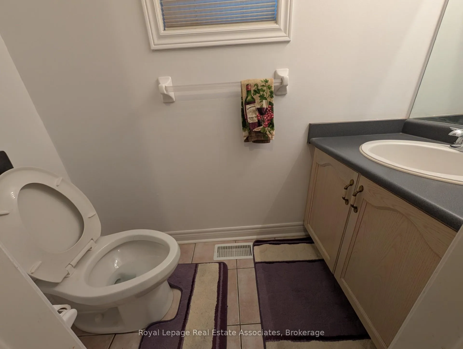 Photo 4 of Unit Upper, 122 Pressed Brick Drive, Brampton, Brampton North — HOMEH