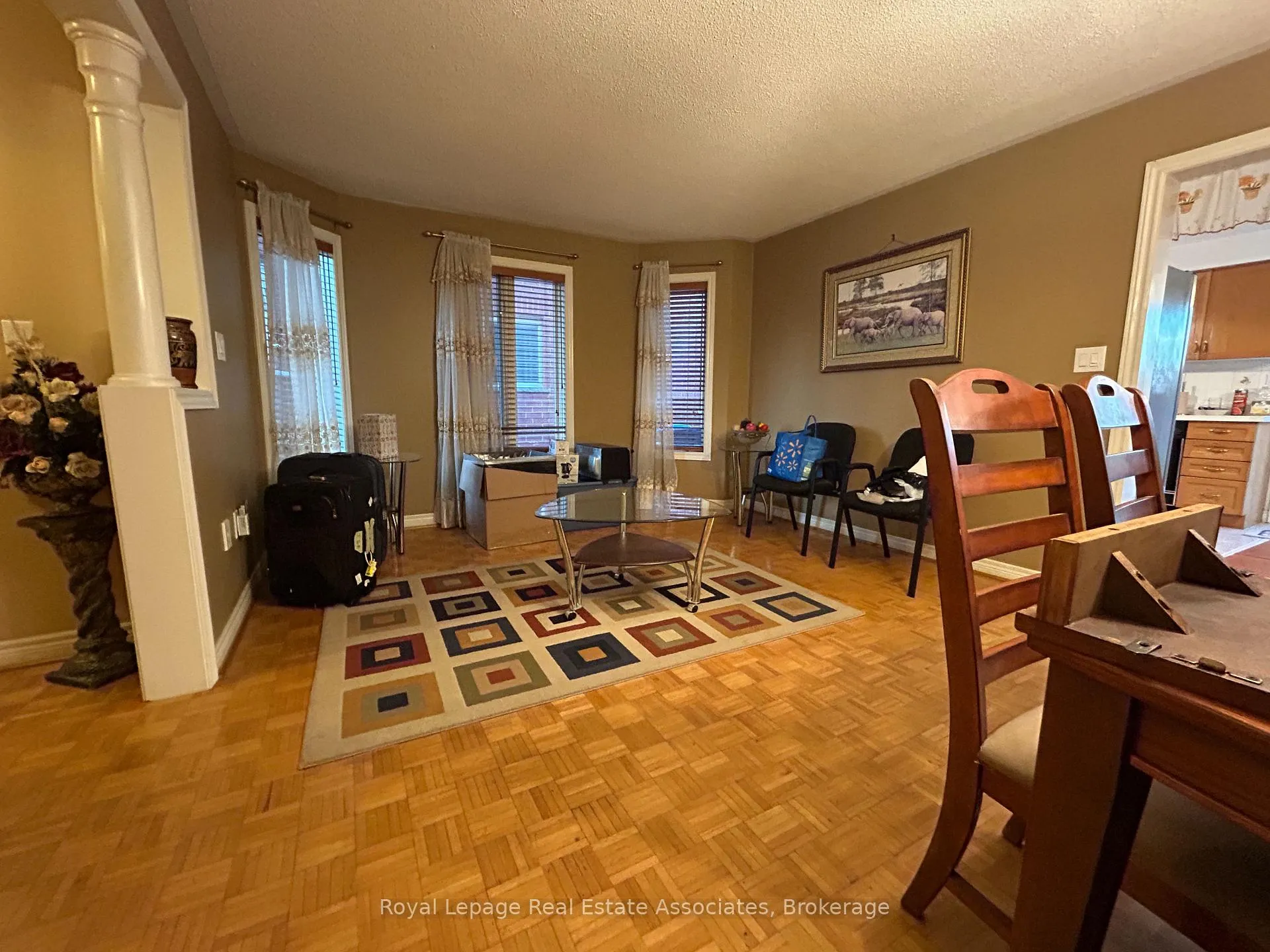 Photo 5 of Unit Upper, 122 Pressed Brick Drive, Brampton, Brampton North — HOMEH