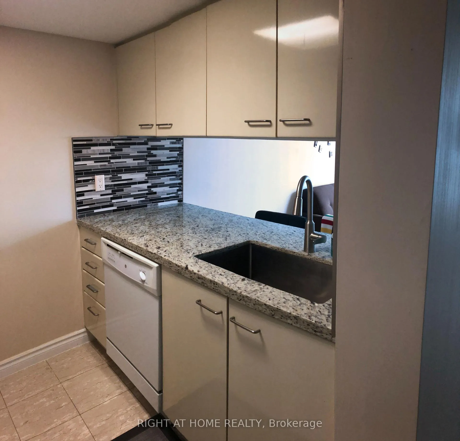 Photo 10 of Unit 906, 38 Elm Street, Toronto, Bay Street Corridor — HOMEH