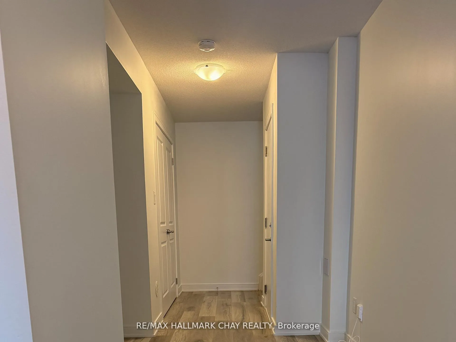 Photo 2 of 5 Red Maple Lane, Barrie, Innis-Shore — HOMEH