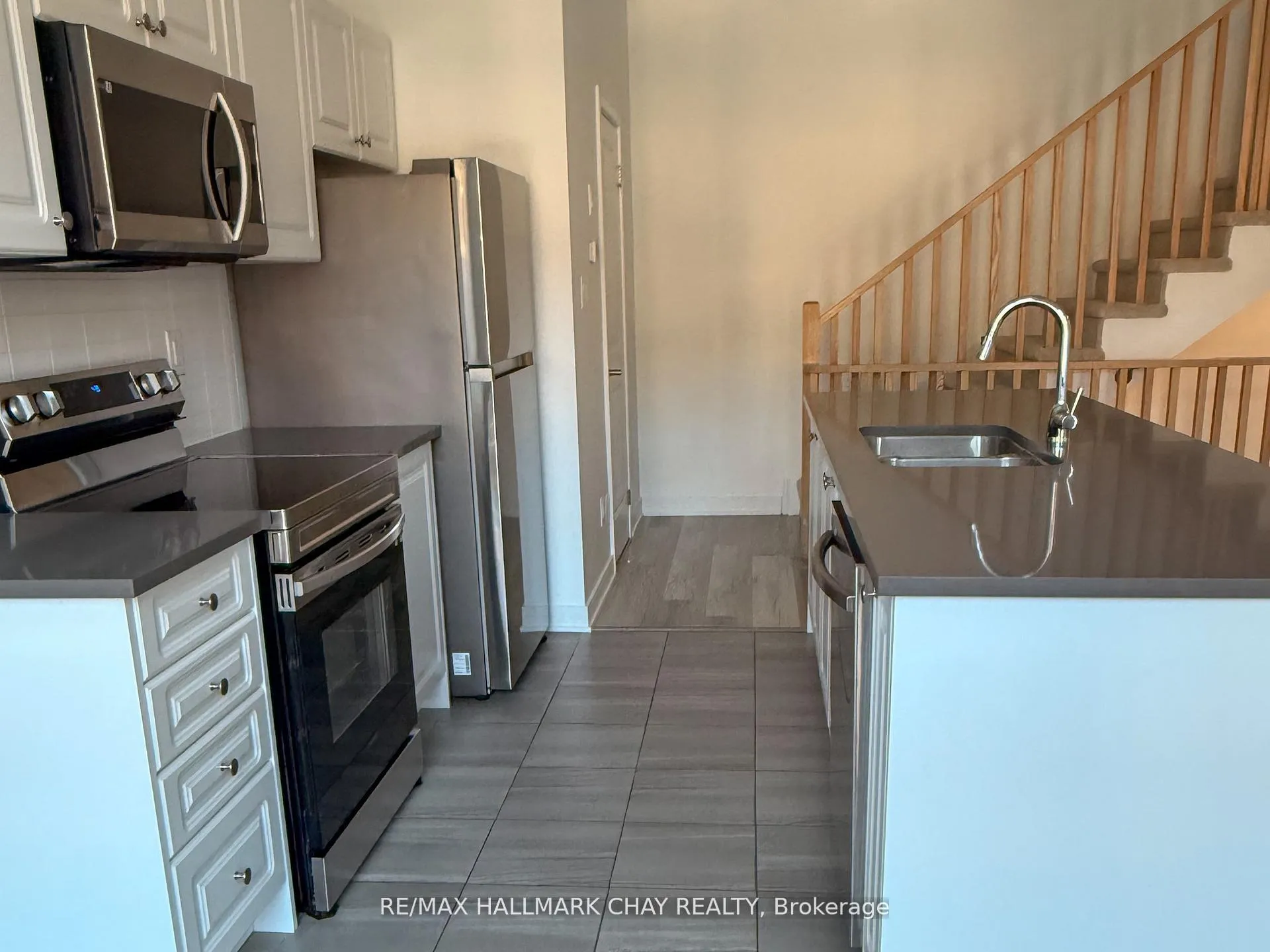 Photo 4 of 5 Red Maple Lane, Barrie, Innis-Shore — HOMEH