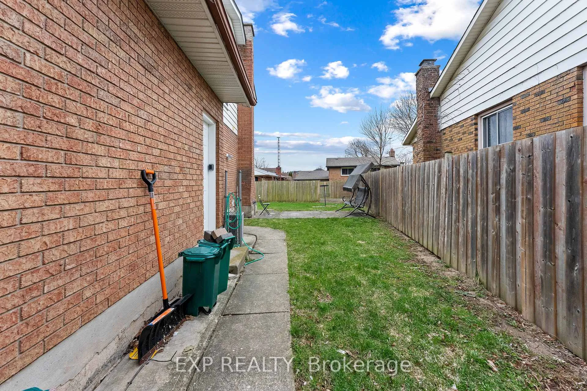Photo 2 of Unit Unit 1, 14 Baxter Crescent, Thorold, Confederation Heights — HOMEH