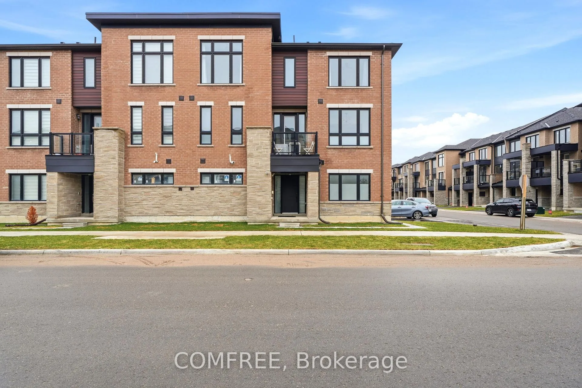Photo 2 of 1 Red Maple Lane, Barrie, Innis-Shore — HOMEH